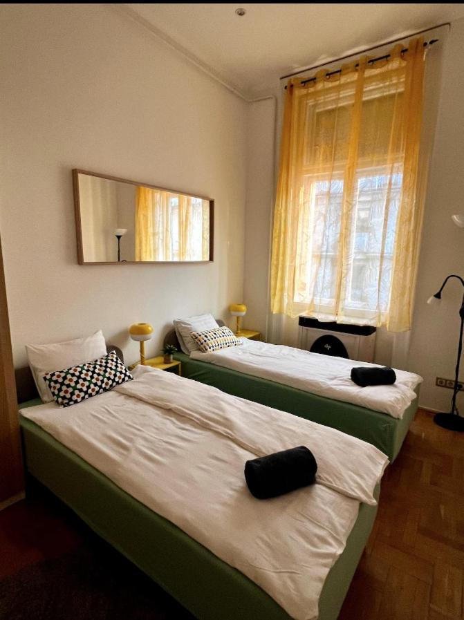 2BR Supercentral Apartment with Variable Beds by NW