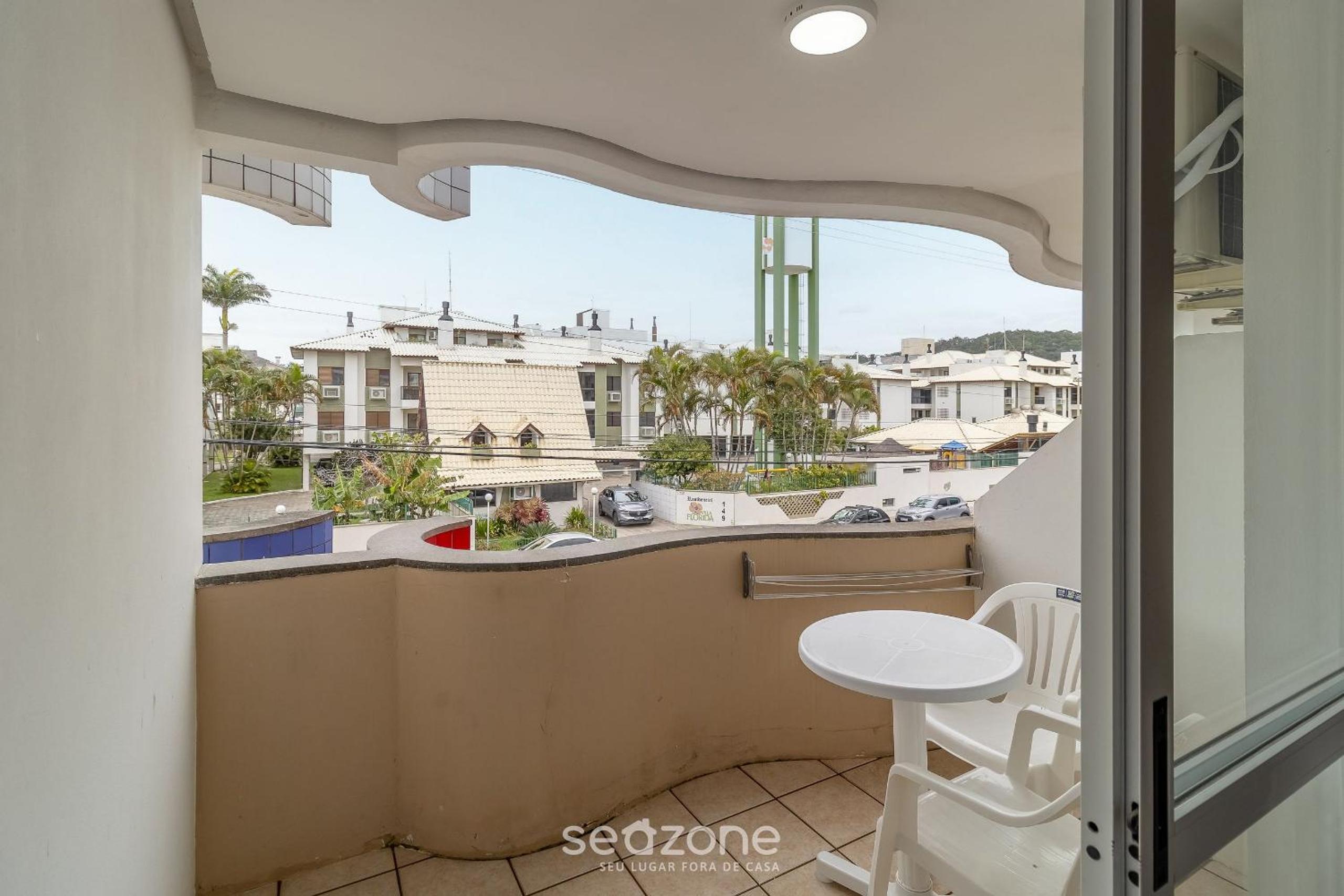 Apt c/ Varanda in Condomínio Pé na Areia IHO127