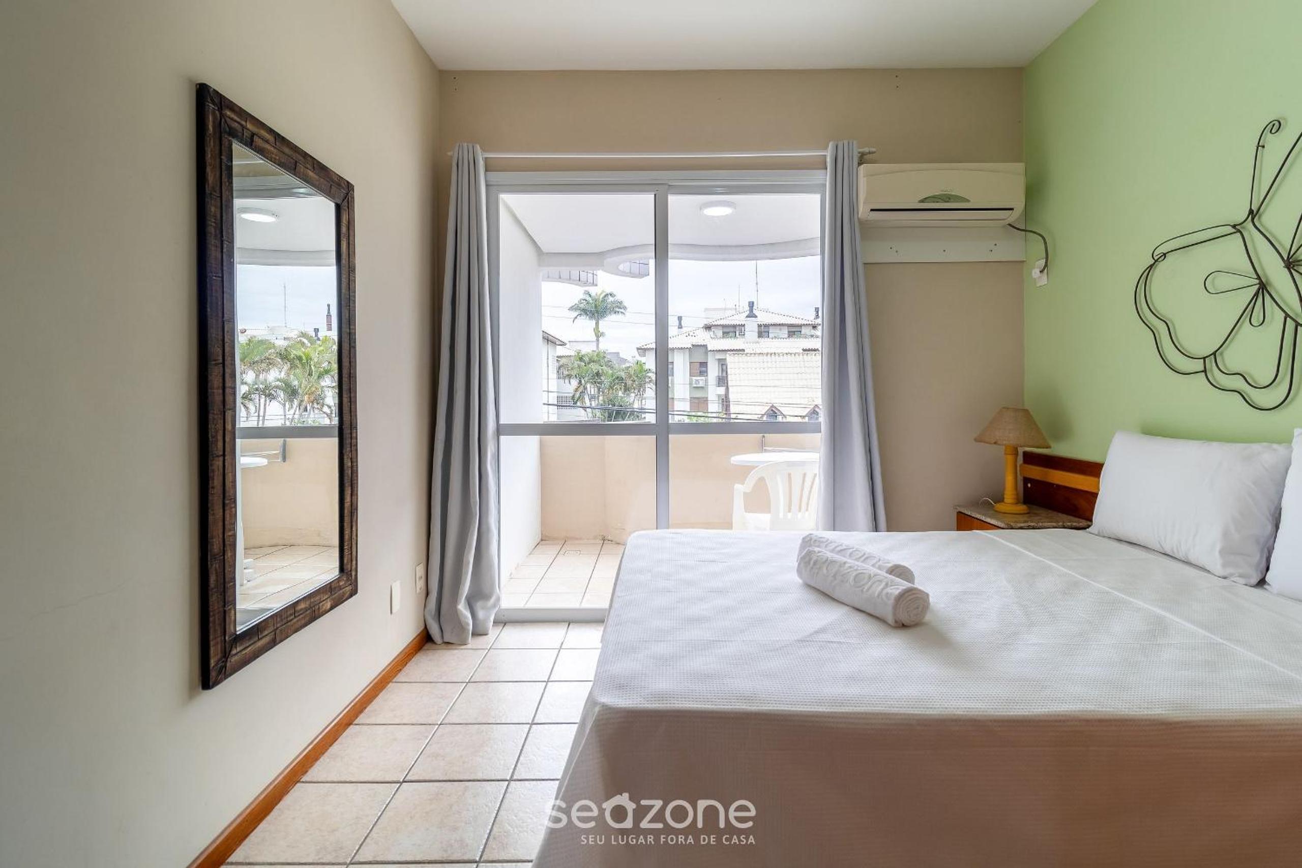 Apt c/ Varanda in Condomínio Pé na Areia IHO127