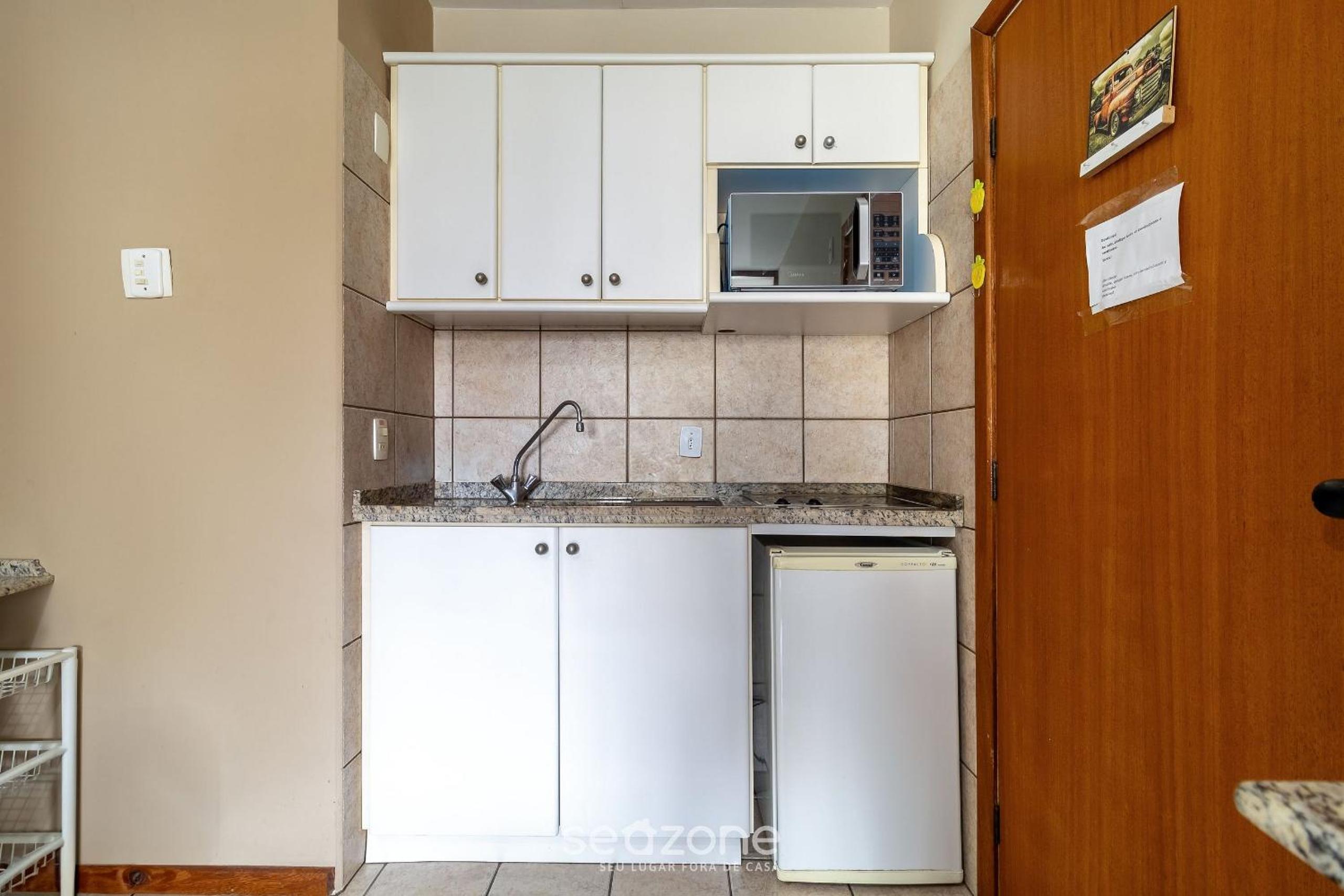Apt c/ Varanda in Condomínio Pé na Areia IHO127