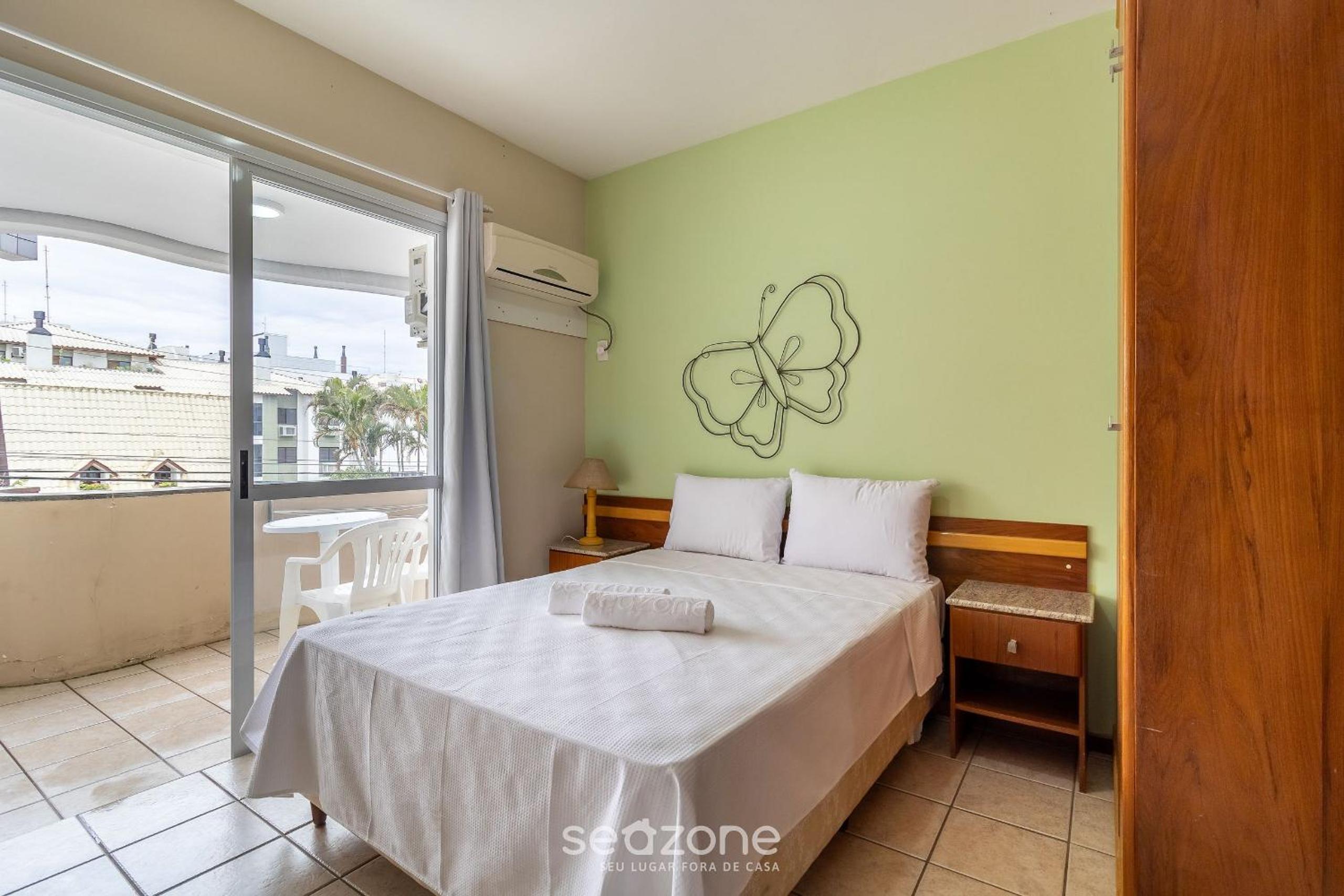 Apt c/ Varanda in Condomínio Pé na Areia IHO127