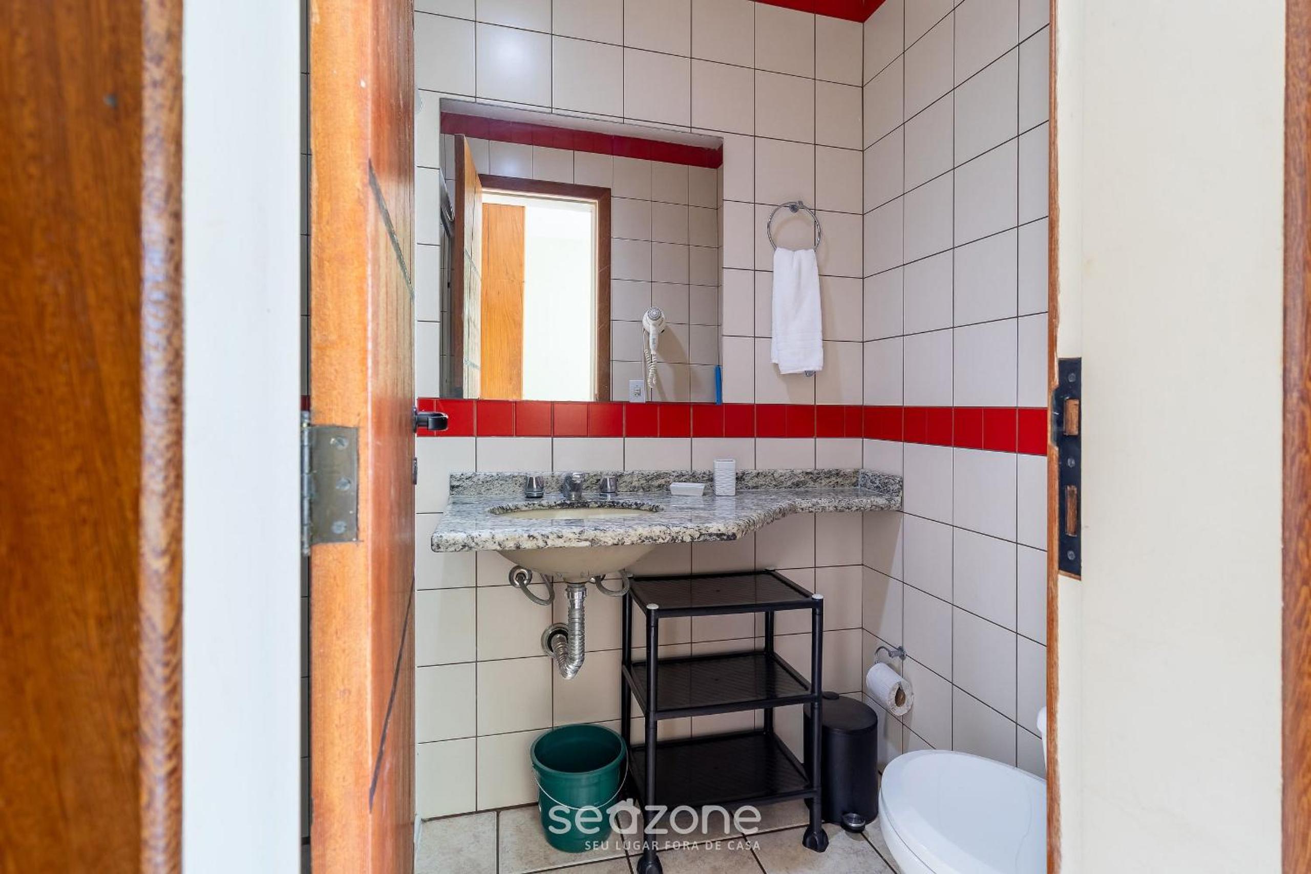 Apt c/ Varanda in Condomínio Pé na Areia IHO127