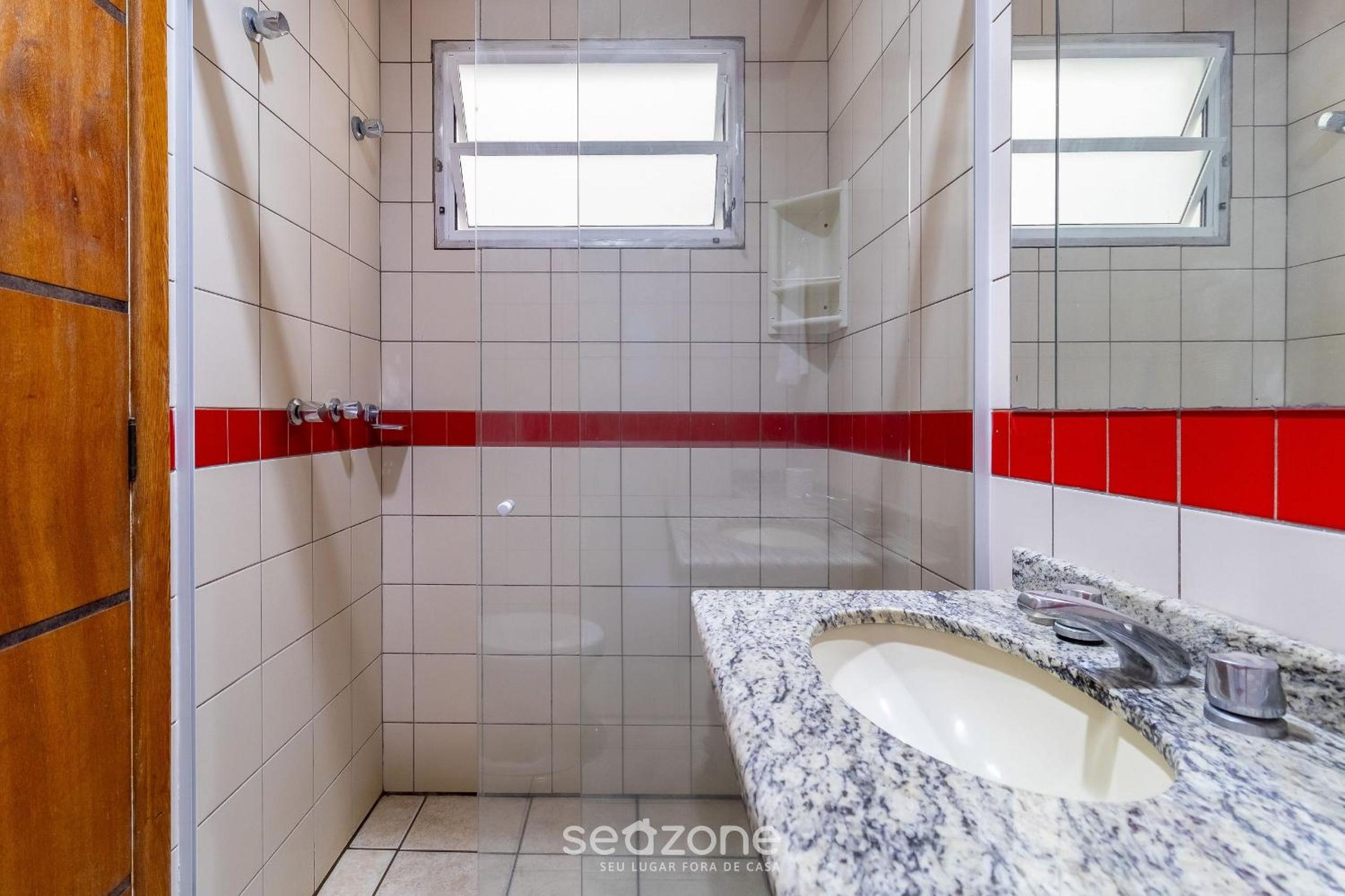 Apt c/ Varanda in Condomínio Pé na Areia IHO127