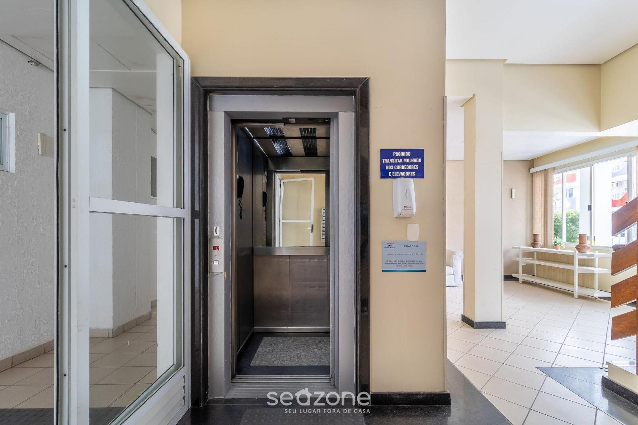 Apt c/ Varanda in Condomínio Pé na Areia IHO127
