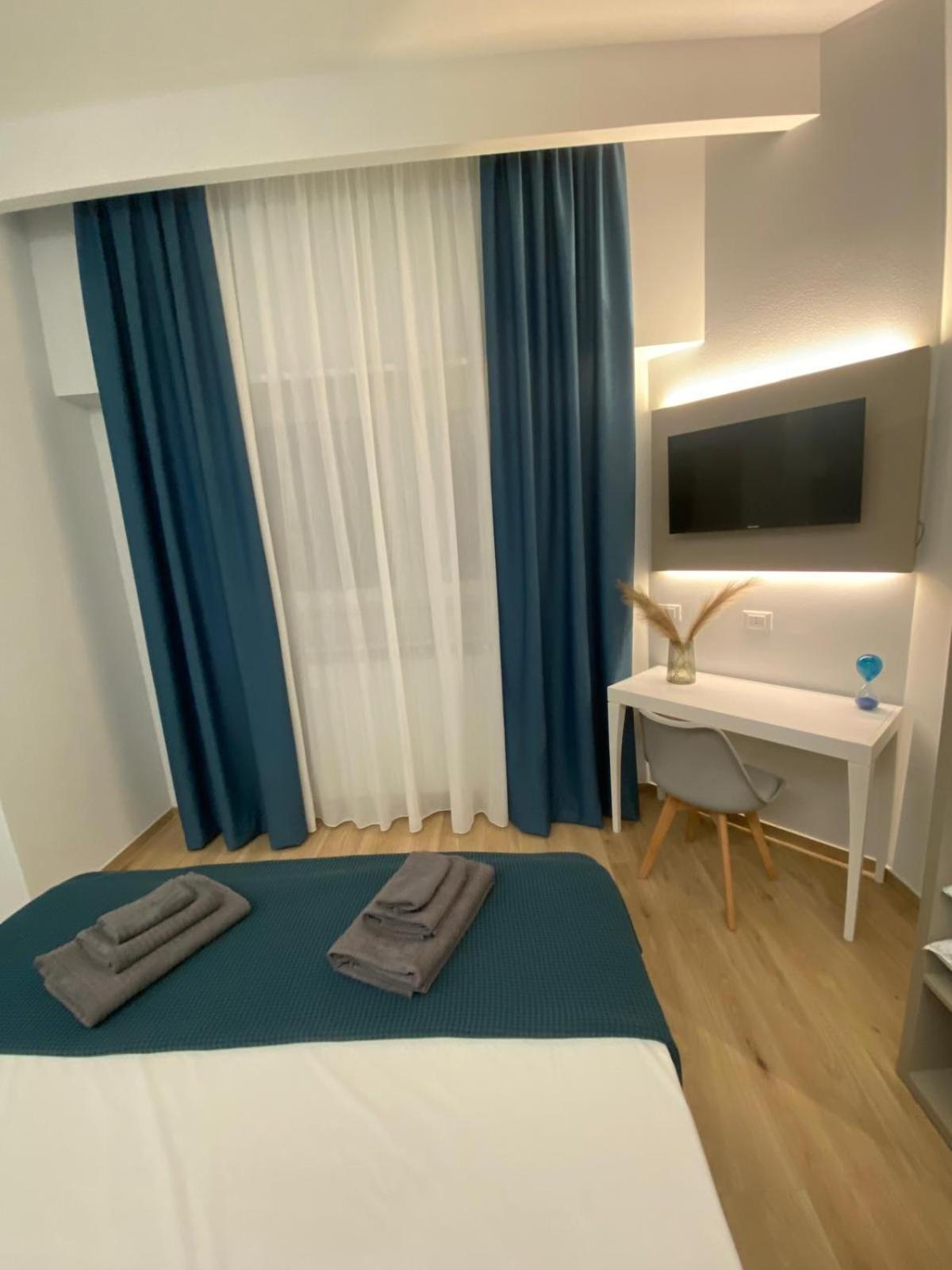 Fla Rooms - by Devona Rooms en Parma — hotel room