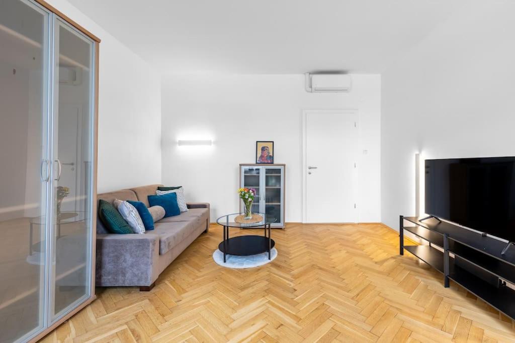 Urban Oasis Apartment Near Park and city center view 4