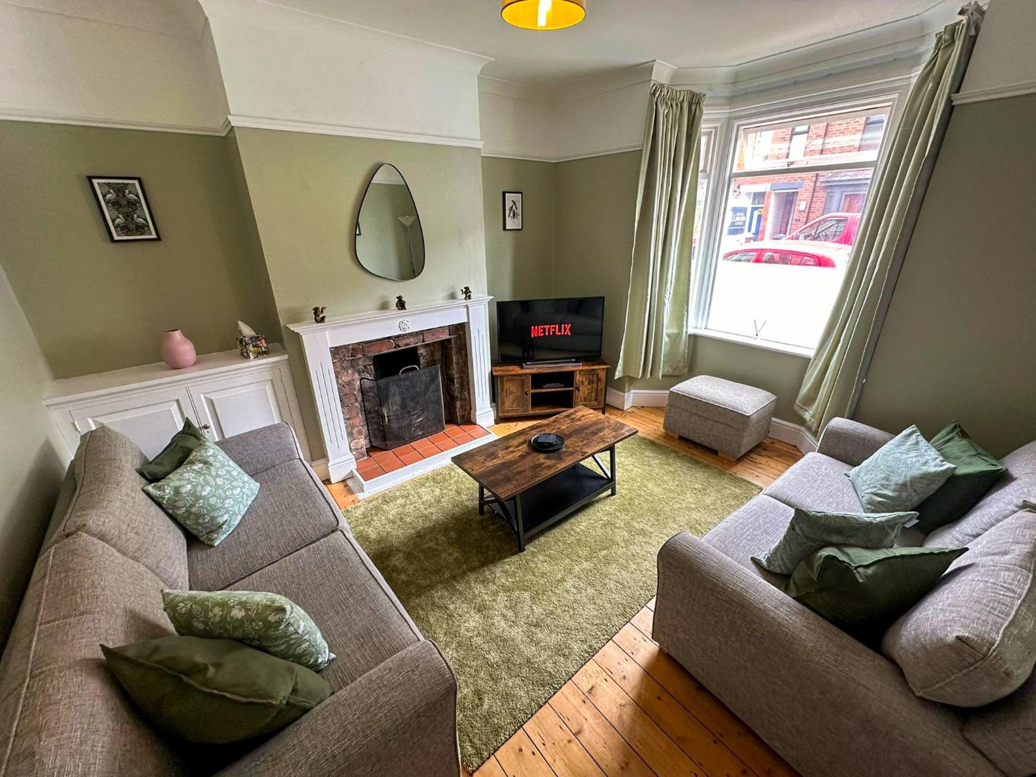 Cecil House, Stylish 2 Bed, Sleeps 5, Close to Cathedral & Castle, ideal for groups or Families, Parking x2 view 2