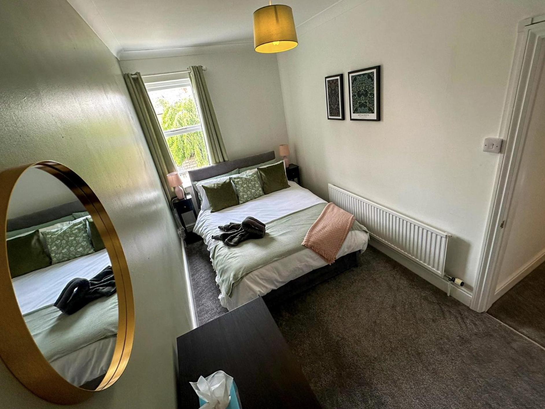 Cecil House, Stylish 2 Bed, Sleeps 5, Close to Cathedral & Castle, ideal for groups or Families, Parking x2 view 4