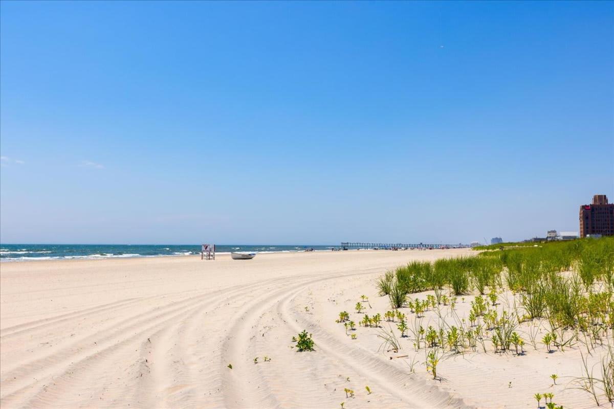 6 BR Ventnor Estate Steps Away from the Beach view 5