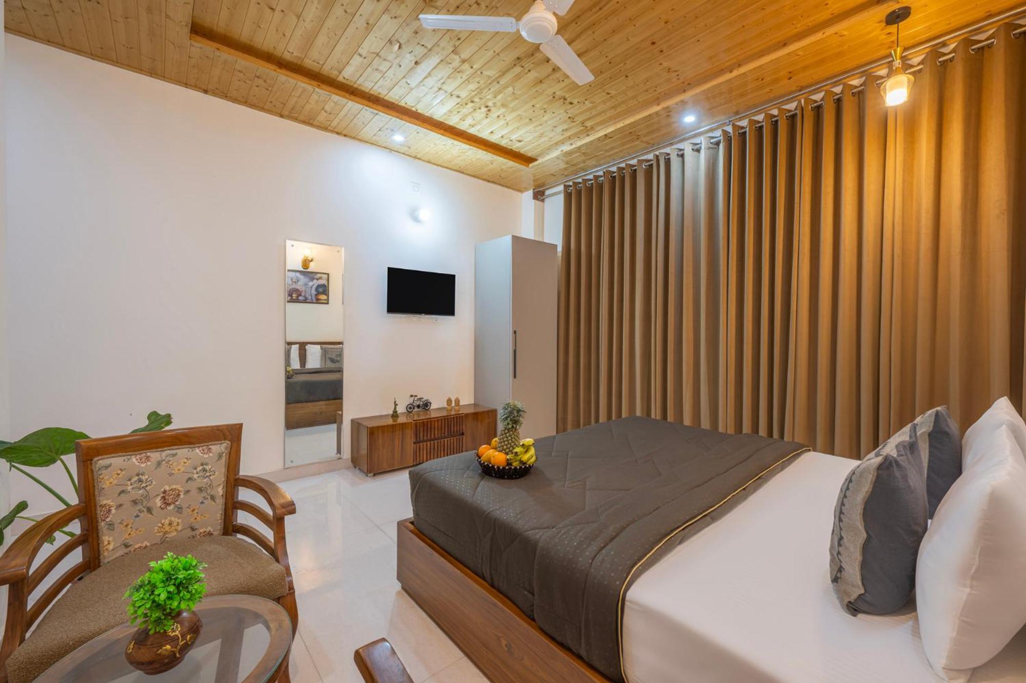 INDER PALACE Near Mall Road by star view Kasauli view 4