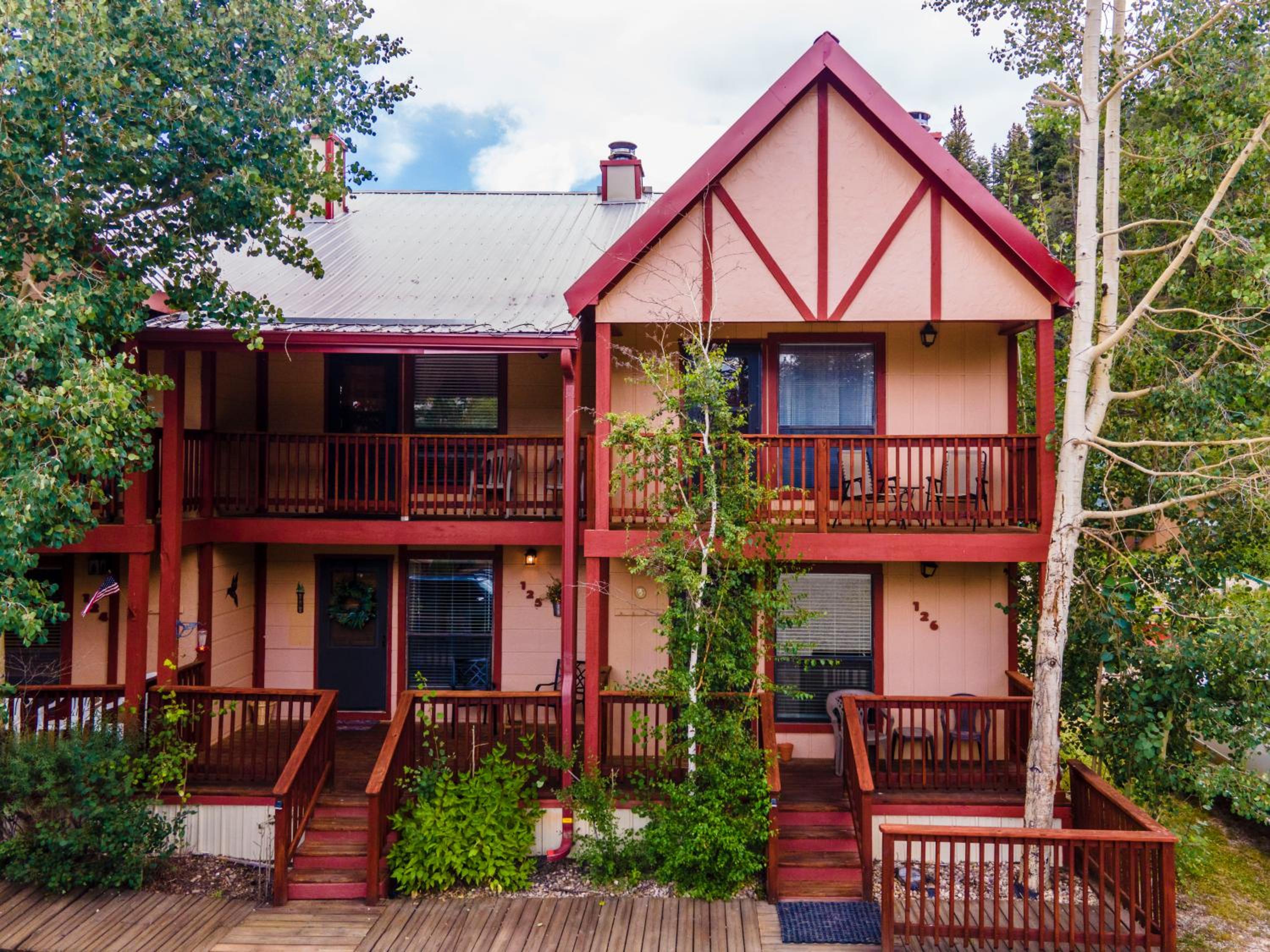 Valley Condo 125 - Tenderfoot Trail Retreat - Creekside - WiFi - Hot Tub - Fireplace - Washer - Dryer - Playground