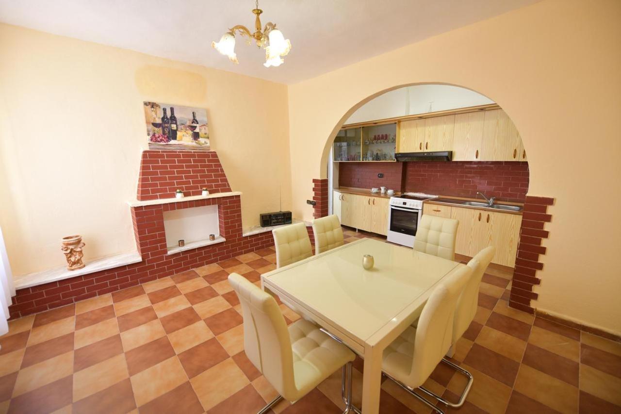 Fishta Villa and Apartments