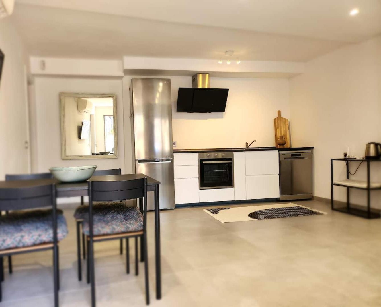 Modern apartment Camelia by the beach