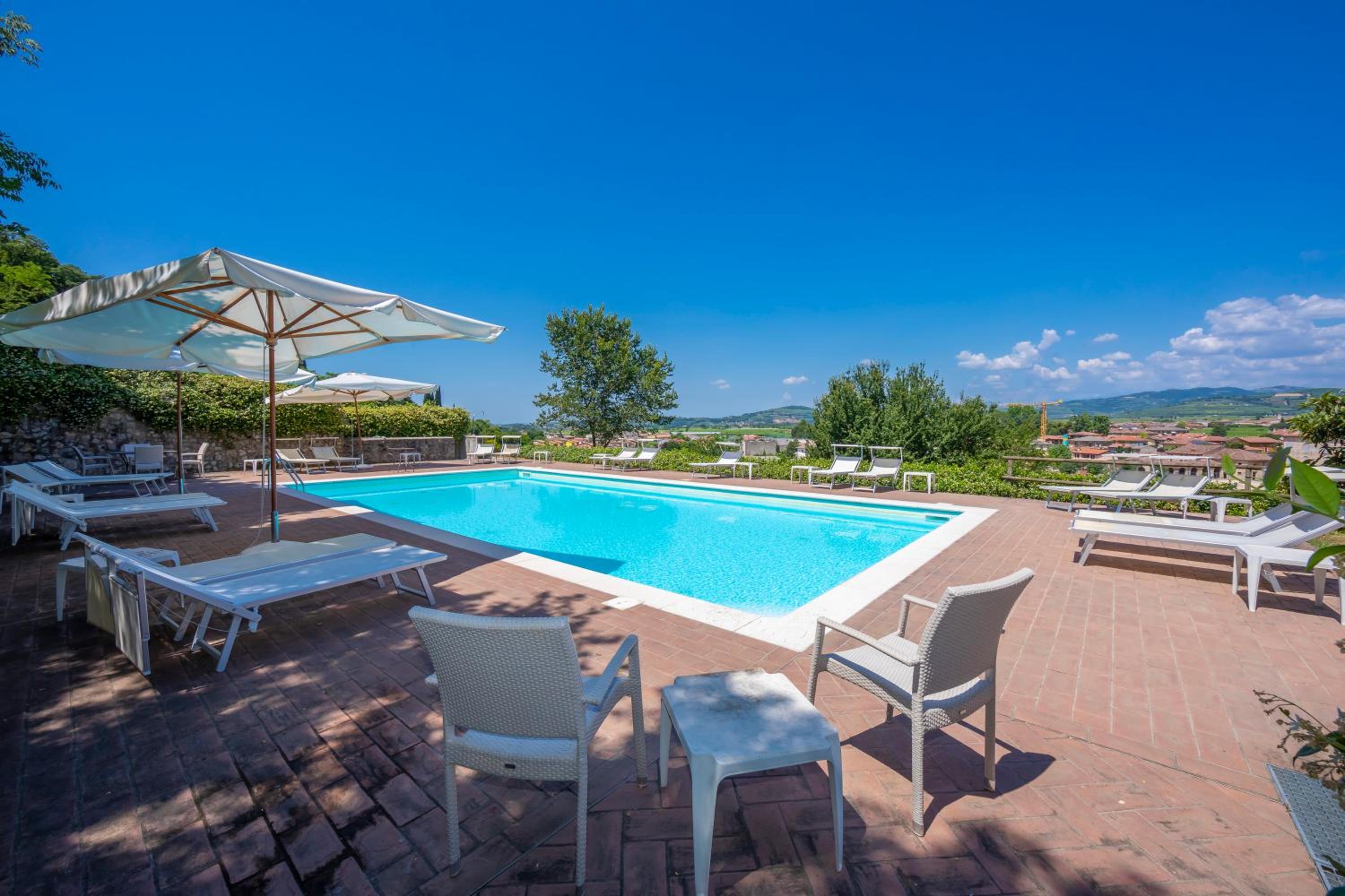 Villa Faccioli Deodara With Shared Pool - Happy Rentals