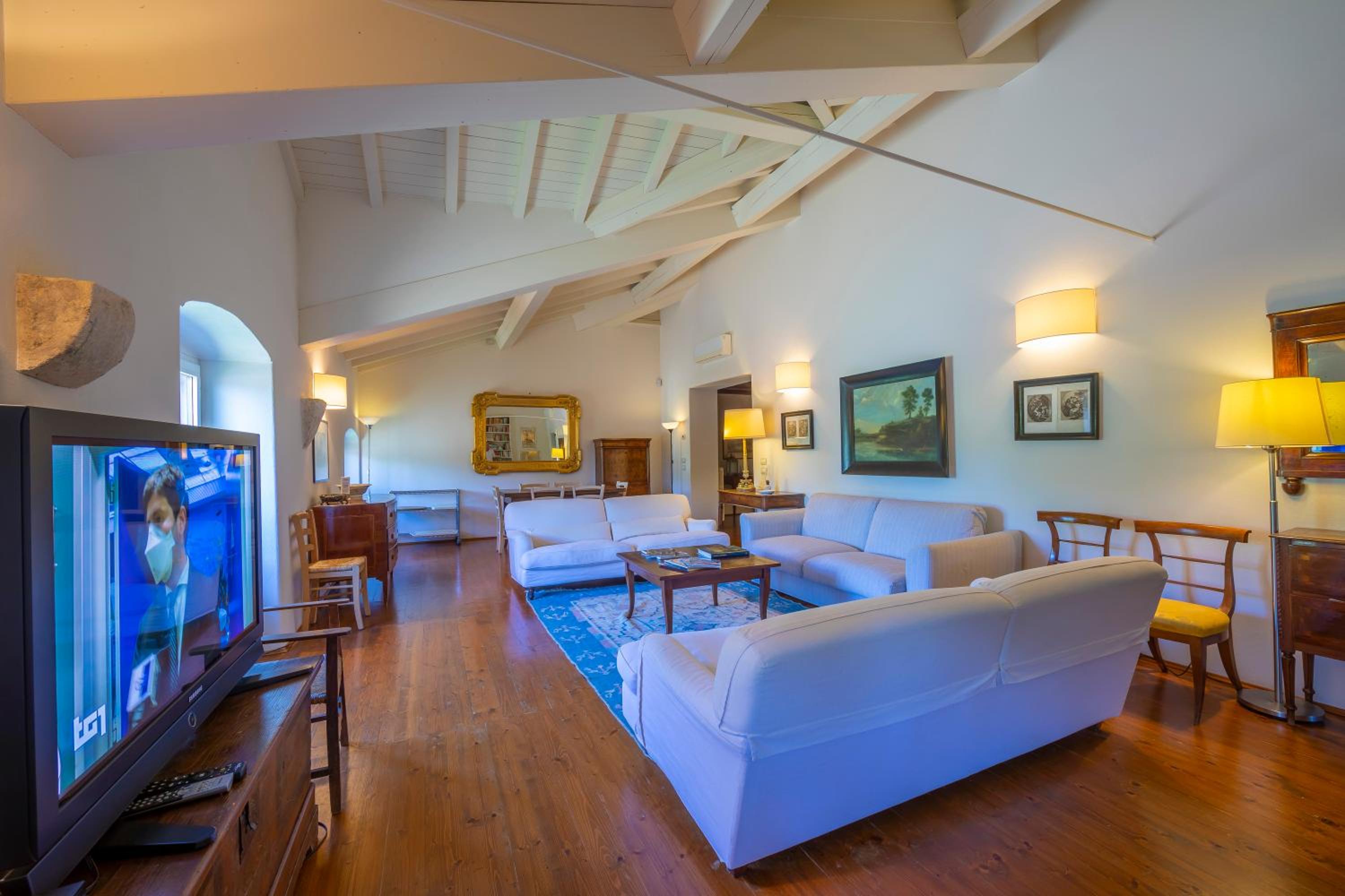 Villa Faccioli Deodara With Shared Pool - Happy Rentals, photo 13
