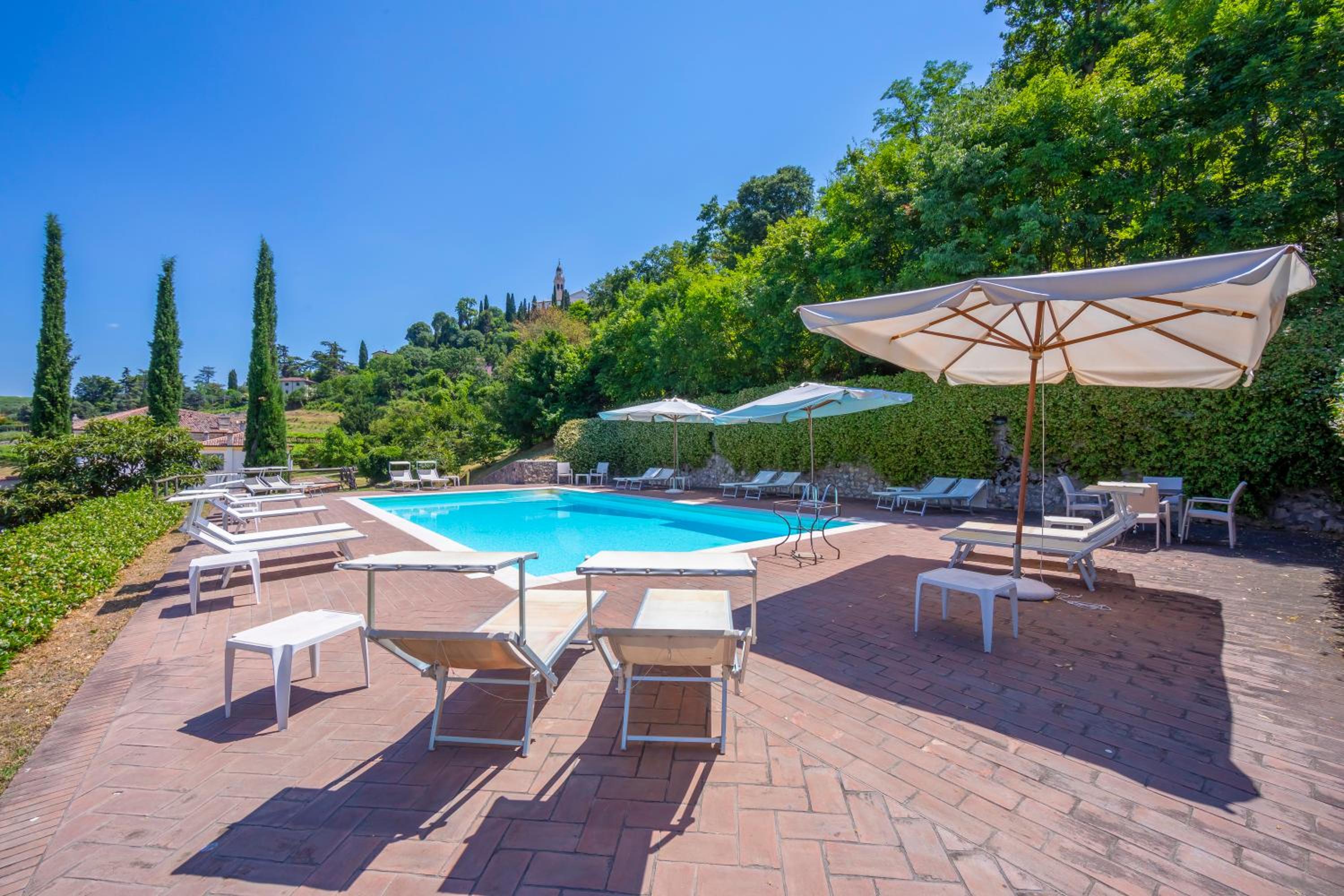 Villa Faccioli Deodara With Shared Pool - Happy Rentals