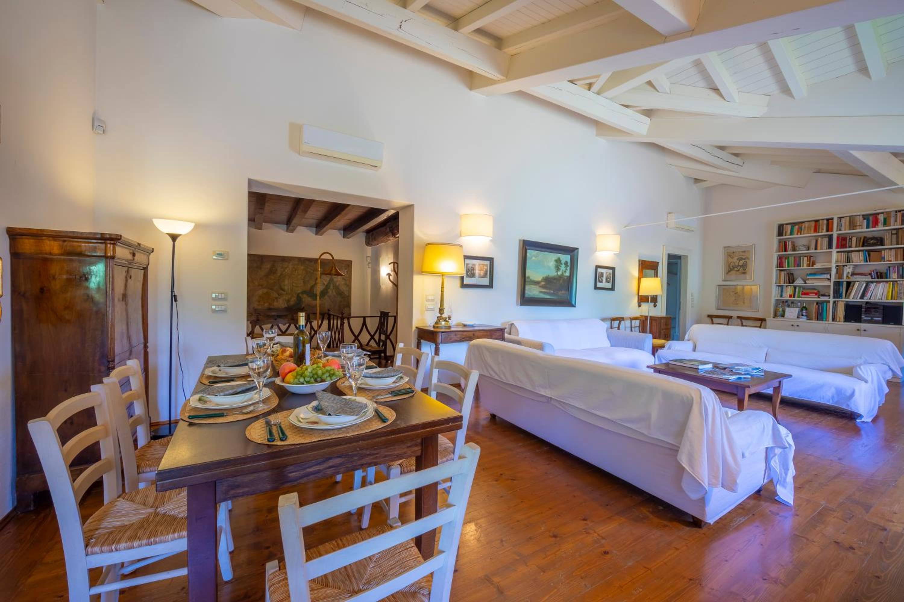 Villa Faccioli Deodara With Shared Pool - Happy Rentals