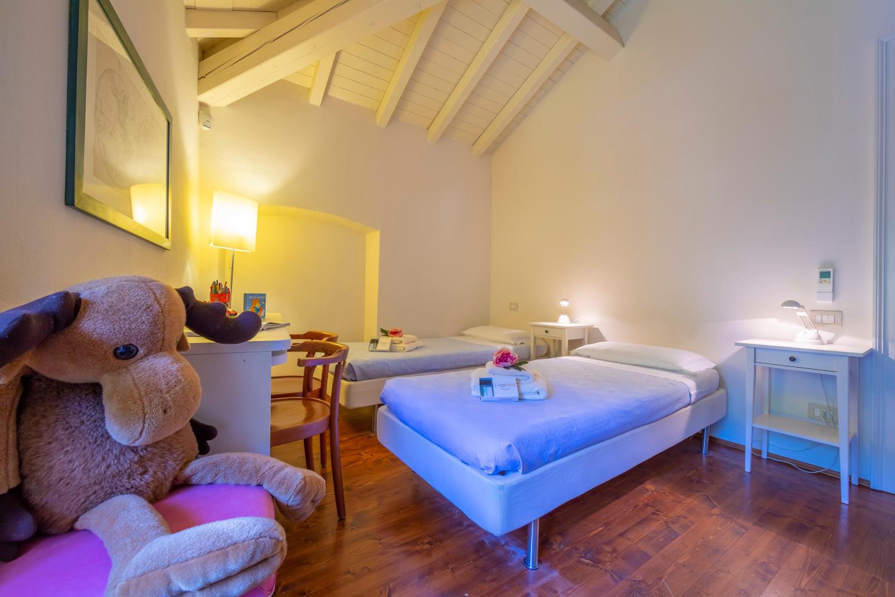 Villa Faccioli Deodara With Shared Pool - Happy Rentals