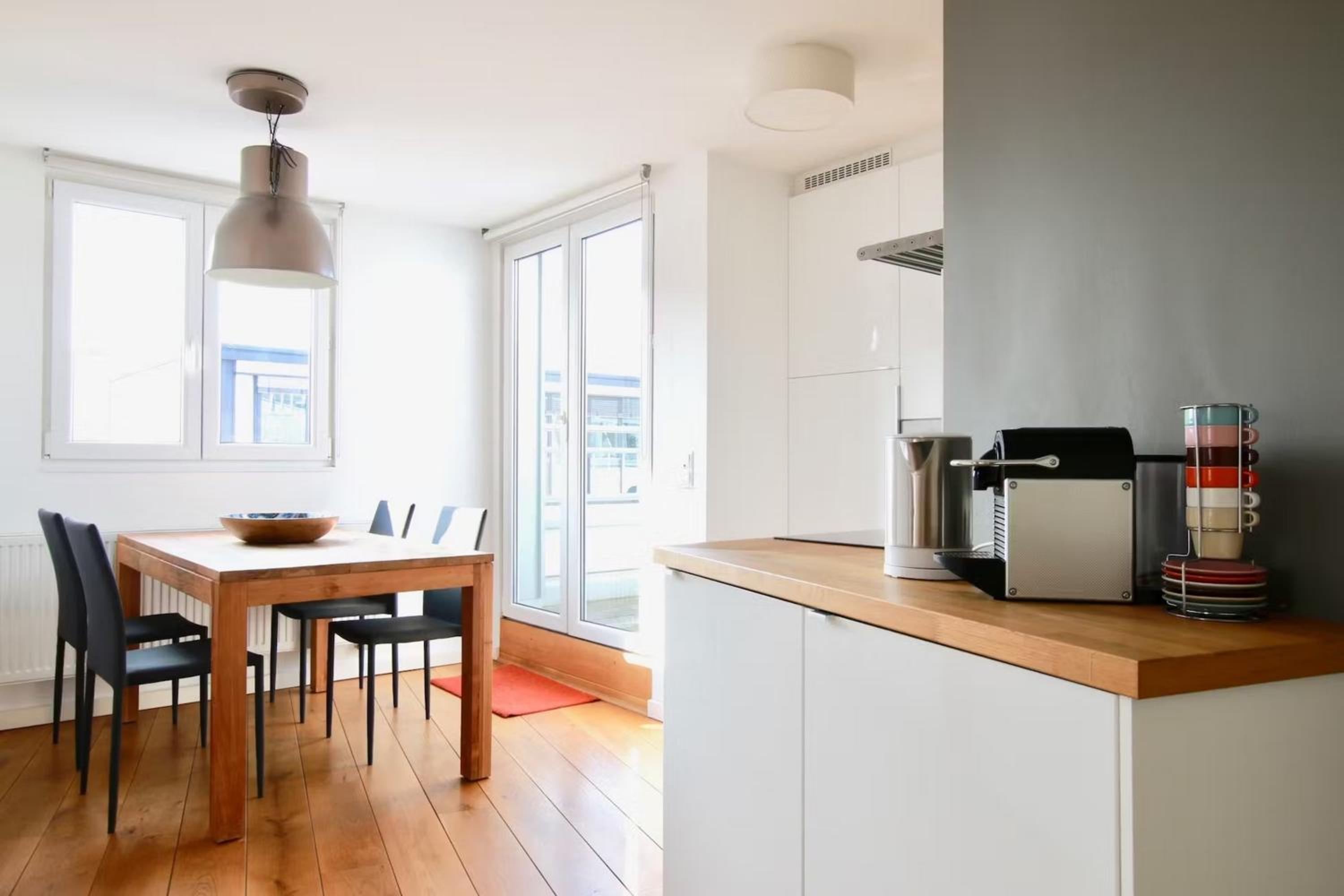 Große Dachgeschosswohnung mit Balkon im belgischen Viertel
