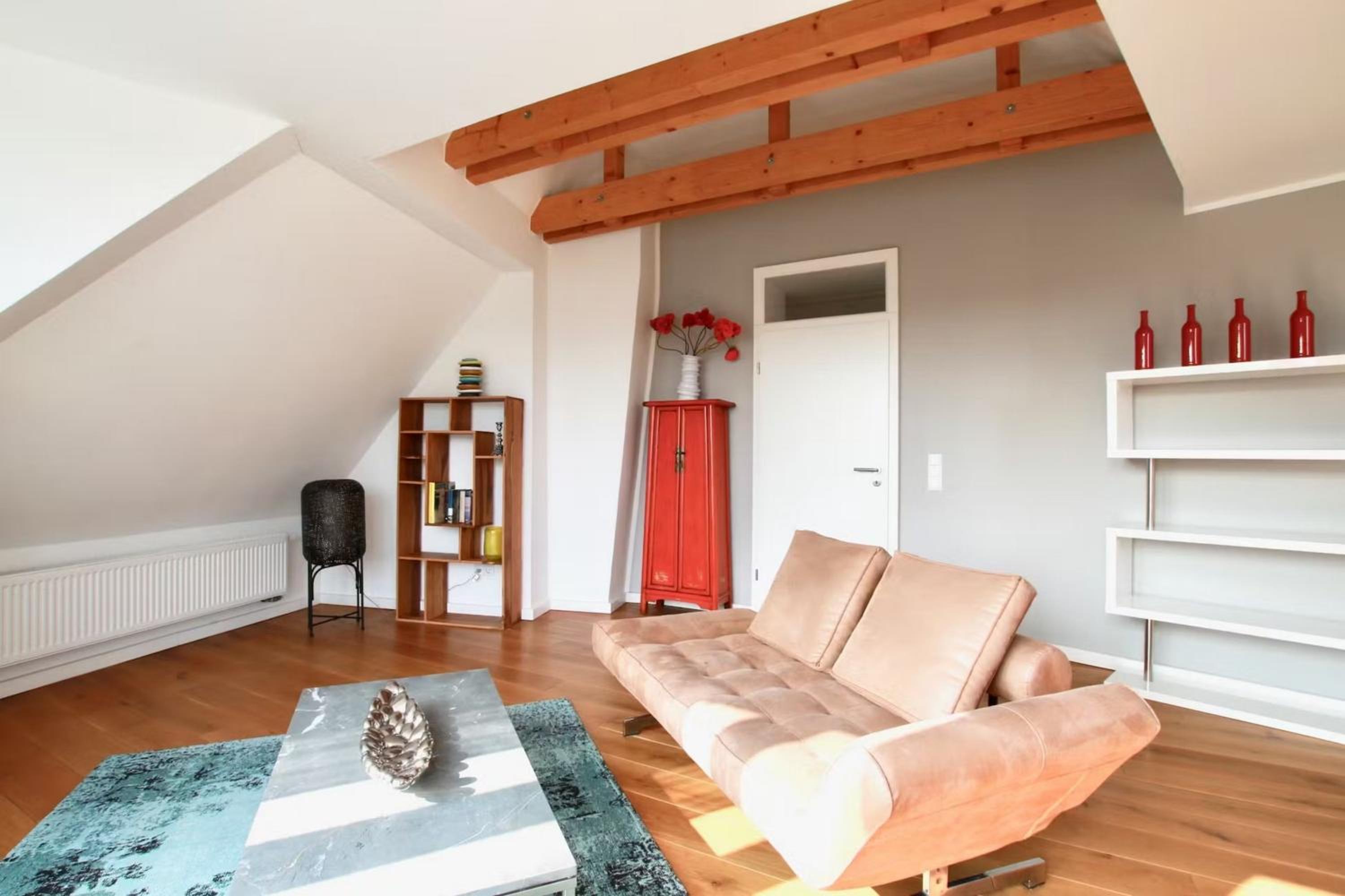 Große Dachgeschosswohnung mit Balkon im belgischen Viertel