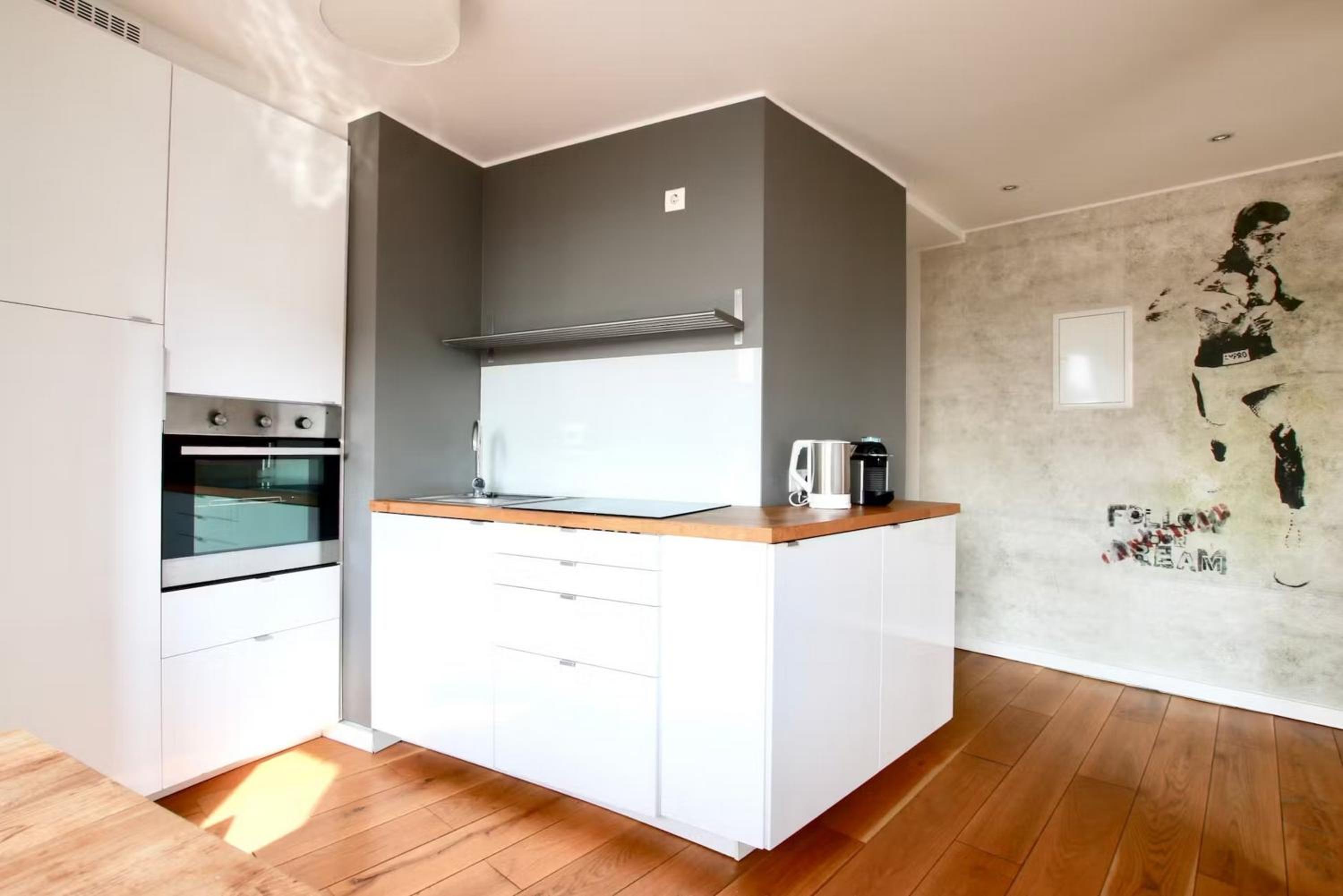 Große Dachgeschosswohnung mit Balkon im belgischen Viertel