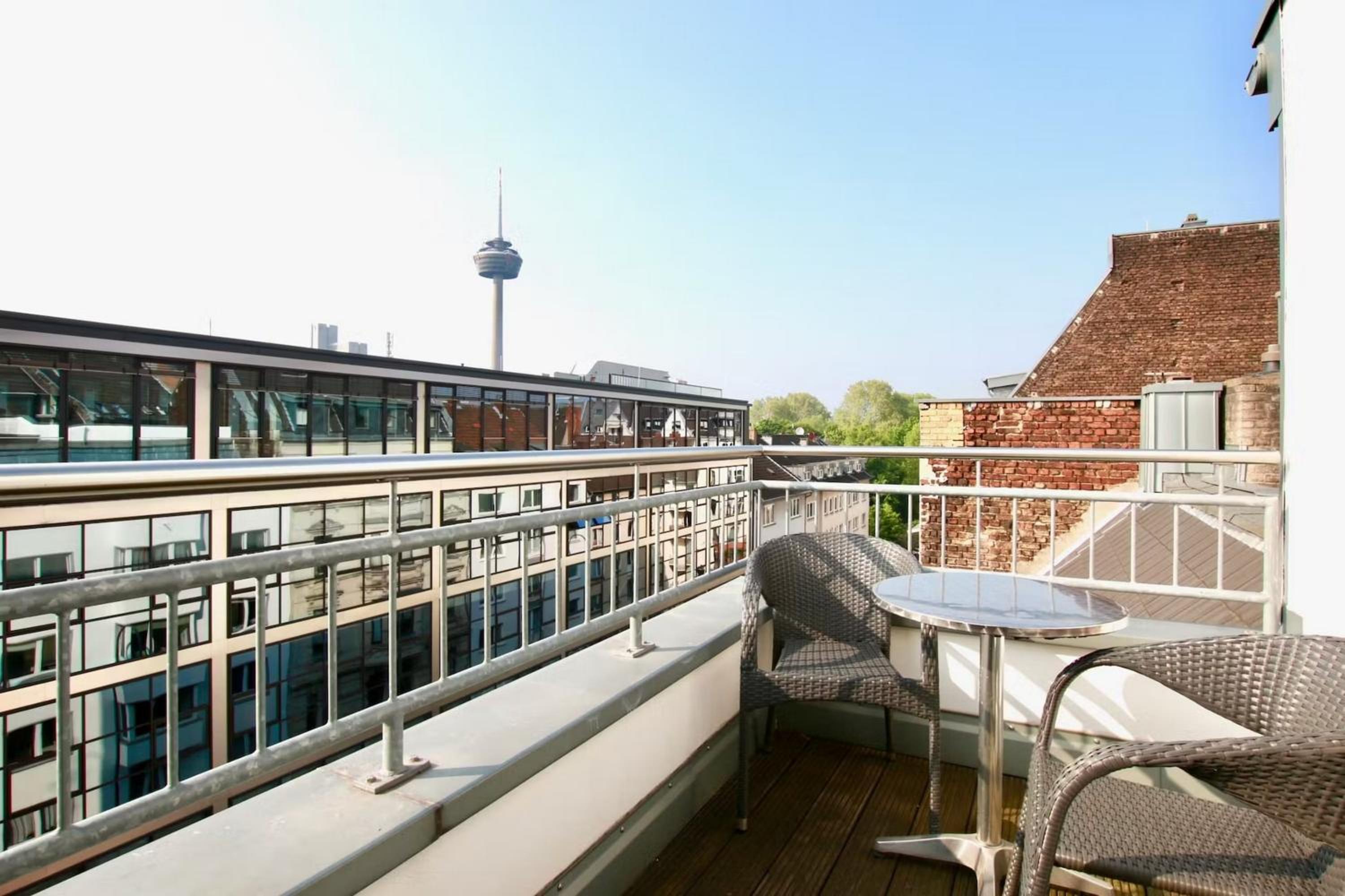 Große Dachgeschosswohnung mit Balkon im belgischen Viertel