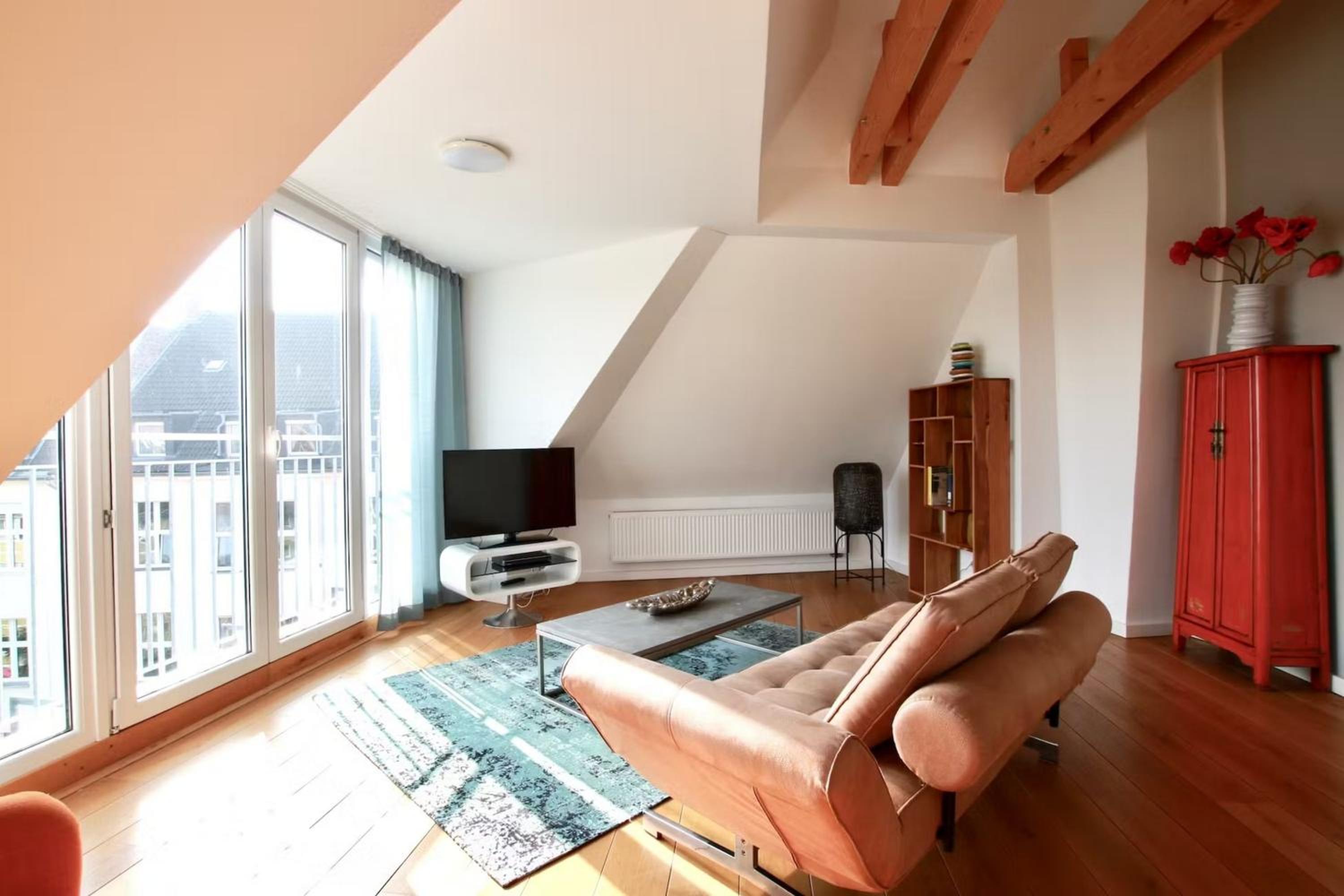 Große Dachgeschosswohnung mit Balkon im belgischen Viertel
