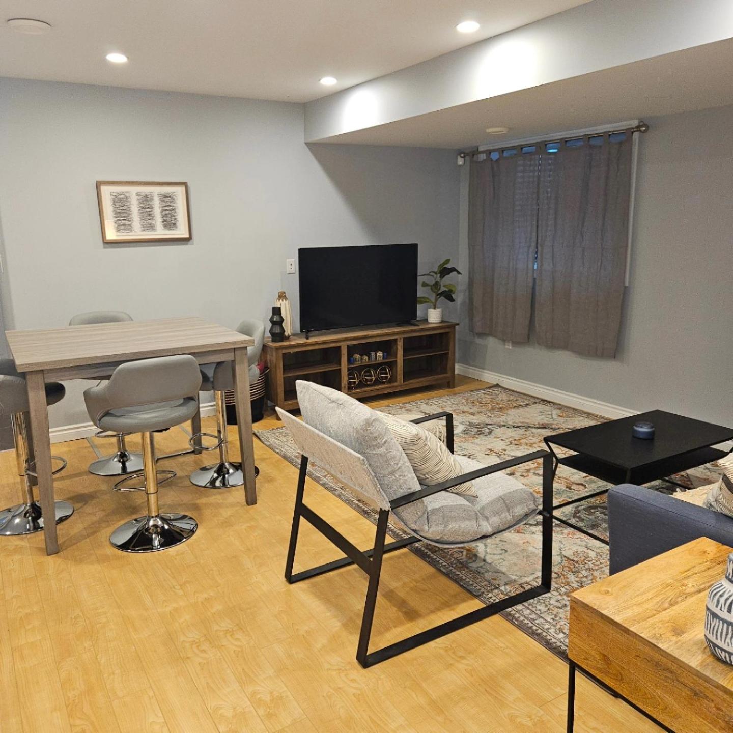 River Valley Basement Suite Near Downtown