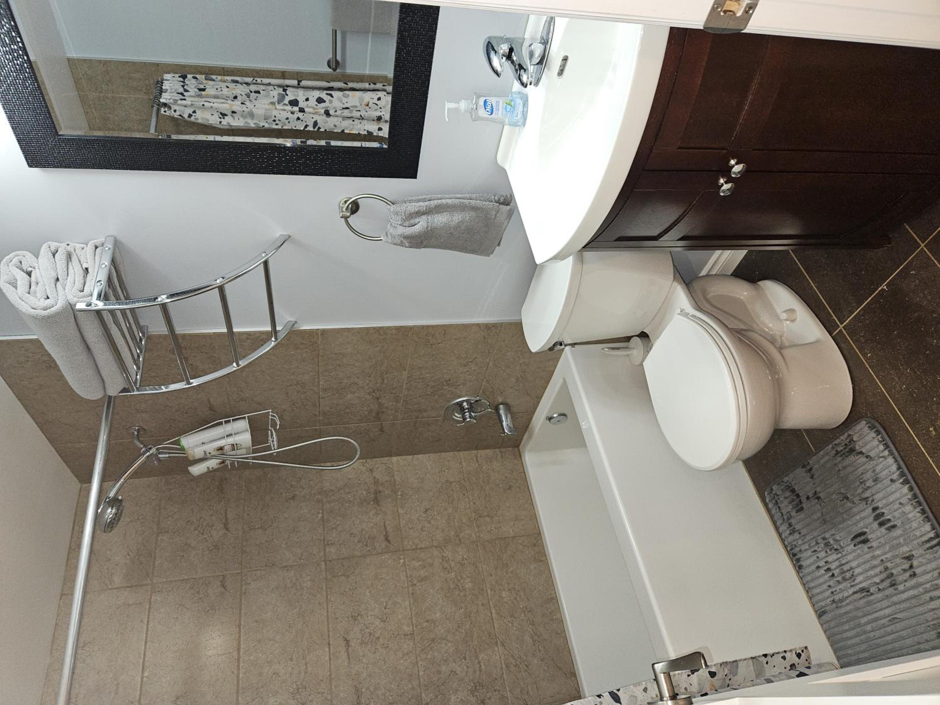River Valley Basement Suite Near Downtown