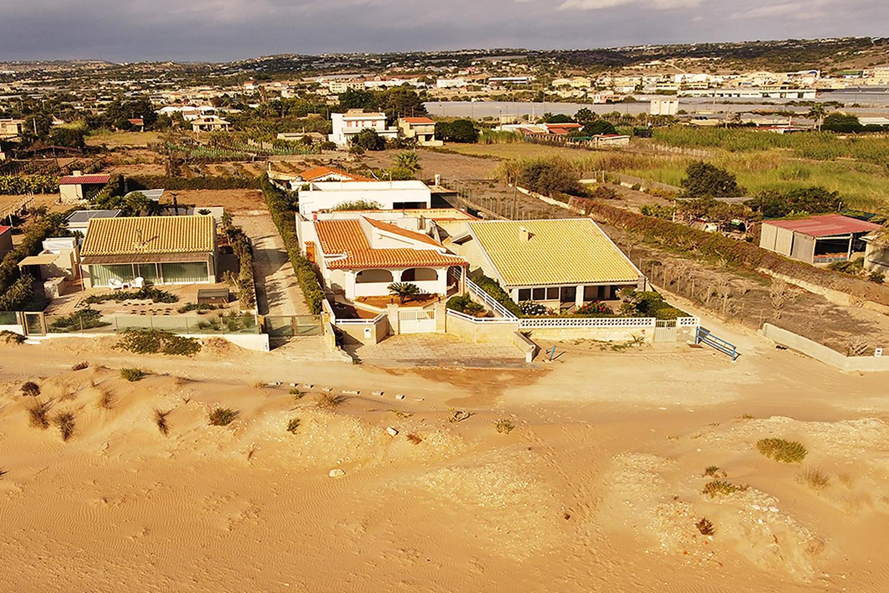 Casa Apara- Happy Rentals view 2