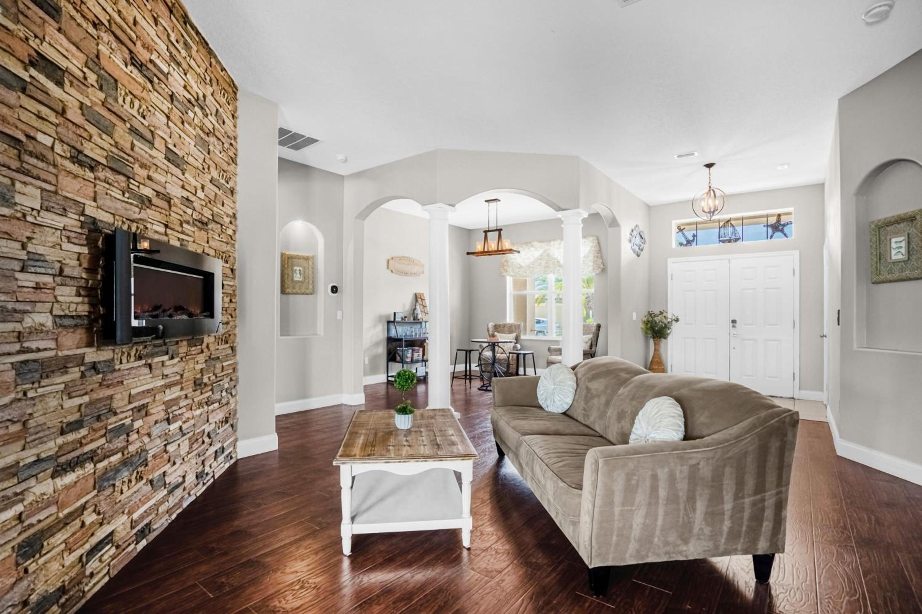 Upstay - Waterside Home with Pool and Hot Tub