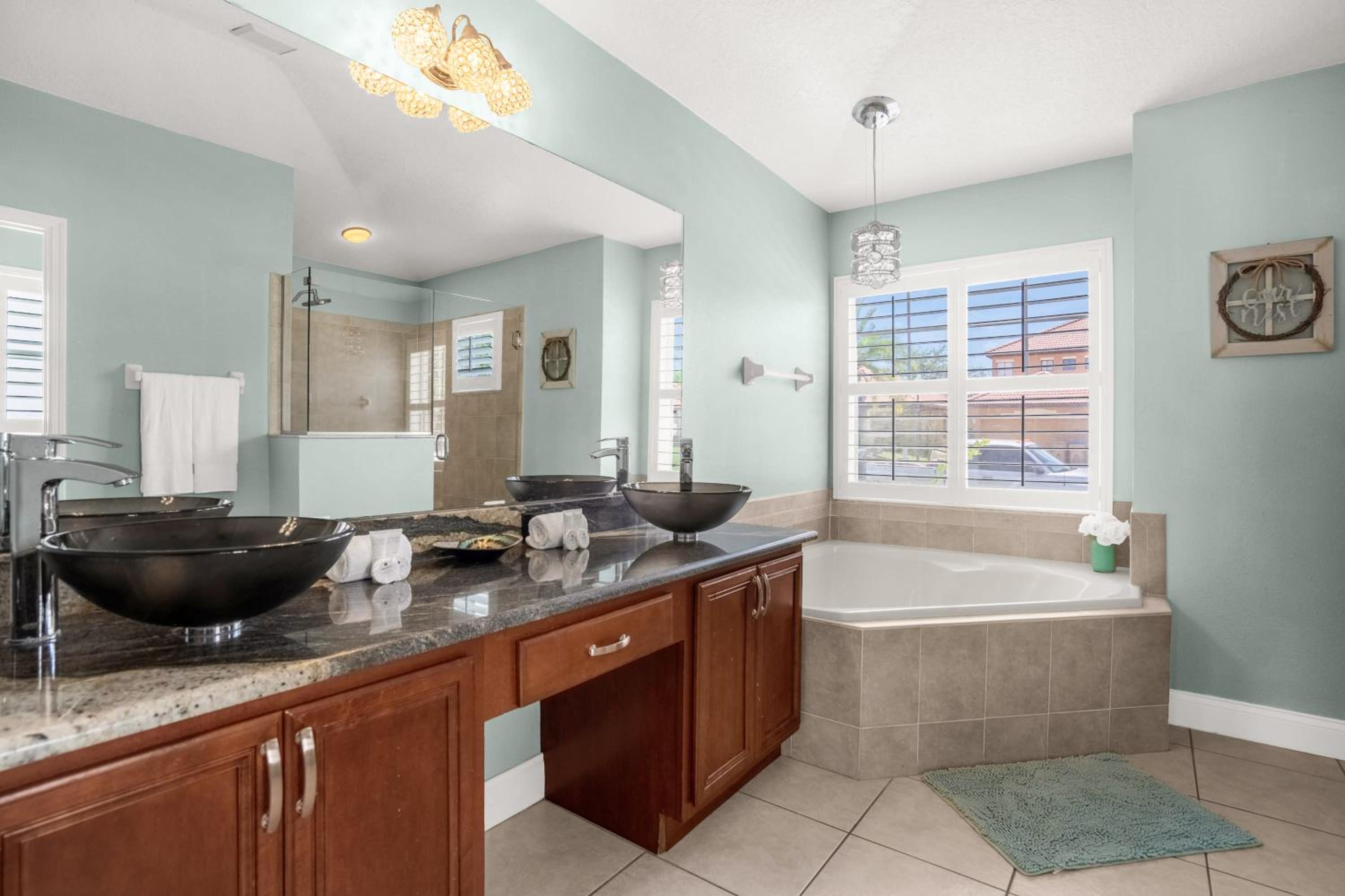 Upstay - Waterside Home with Pool and Hot Tub, photo 10