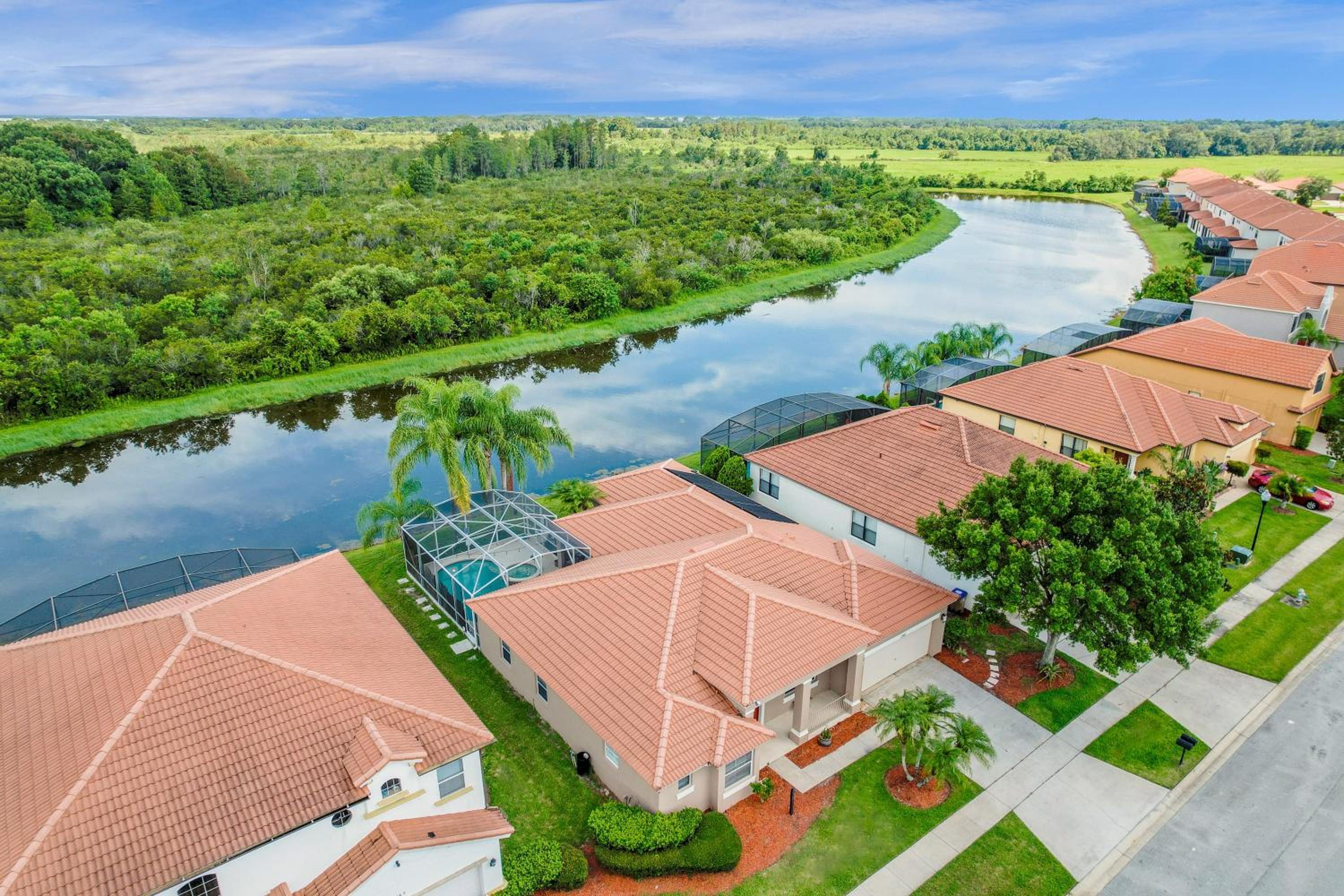 Upstay - Waterside Home with Pool and Hot Tub