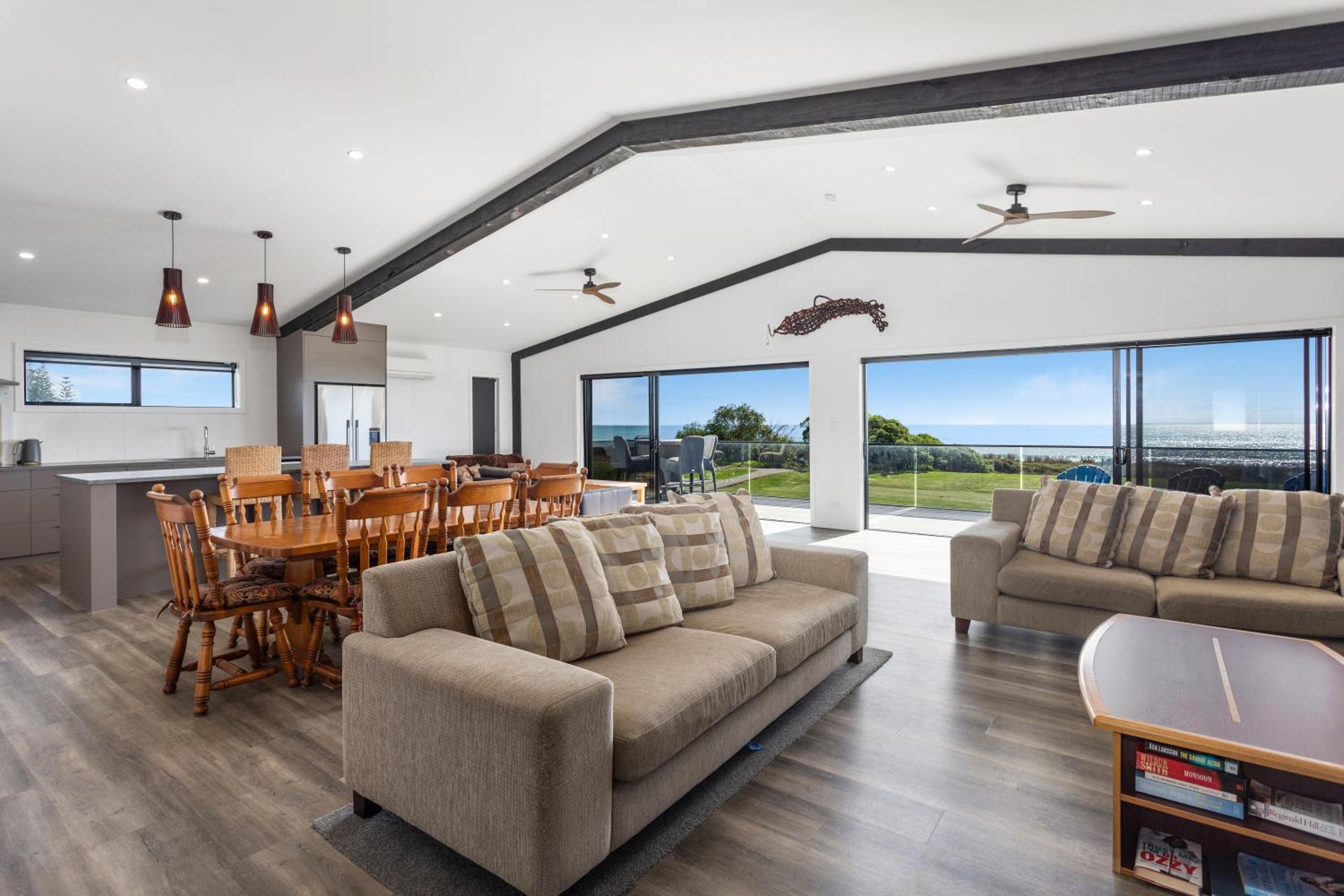 Black Bach- Beachfront Paradise Retreat view 4