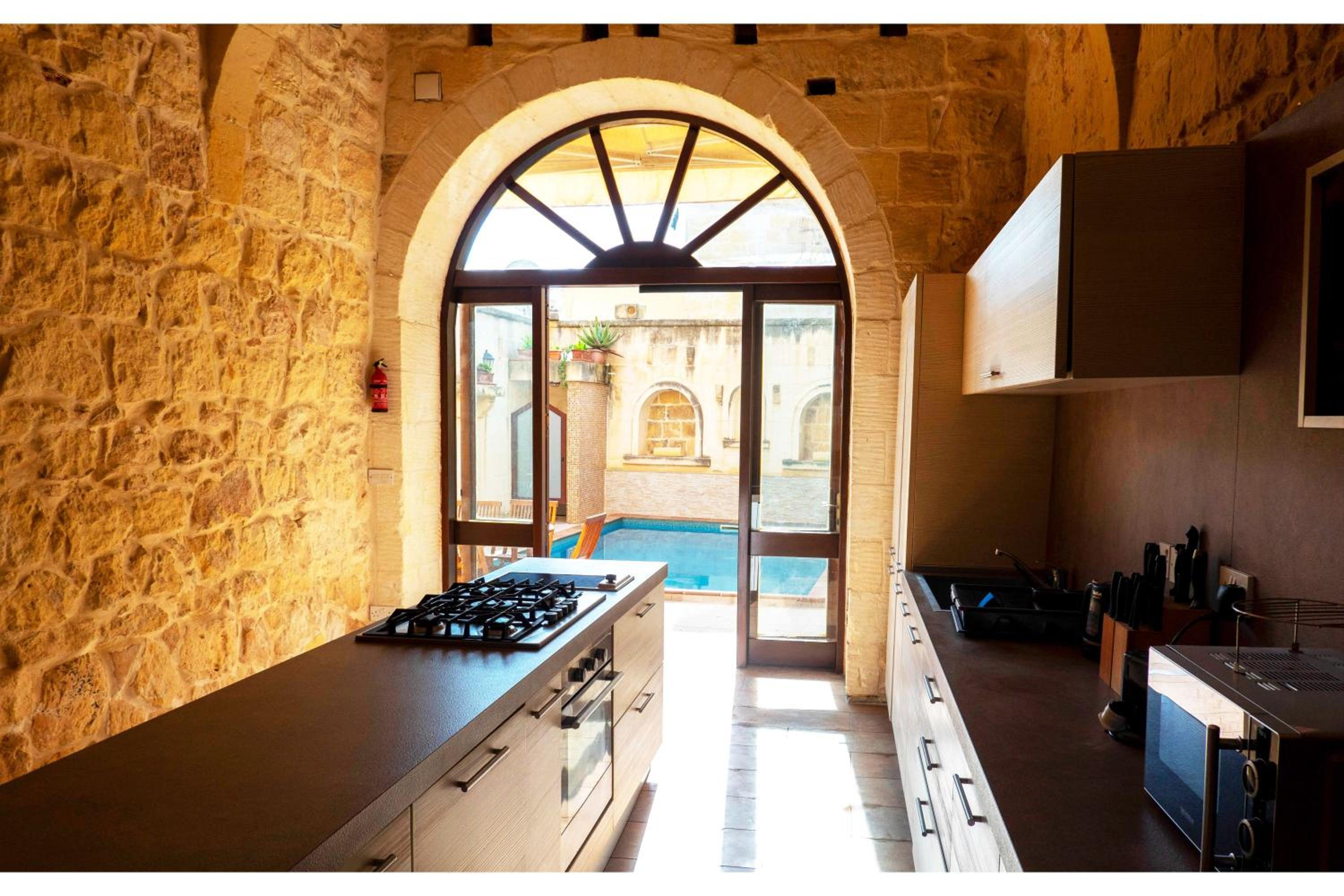 Mixel Gozitan Villa and Pool - Happy Rentals view 5
