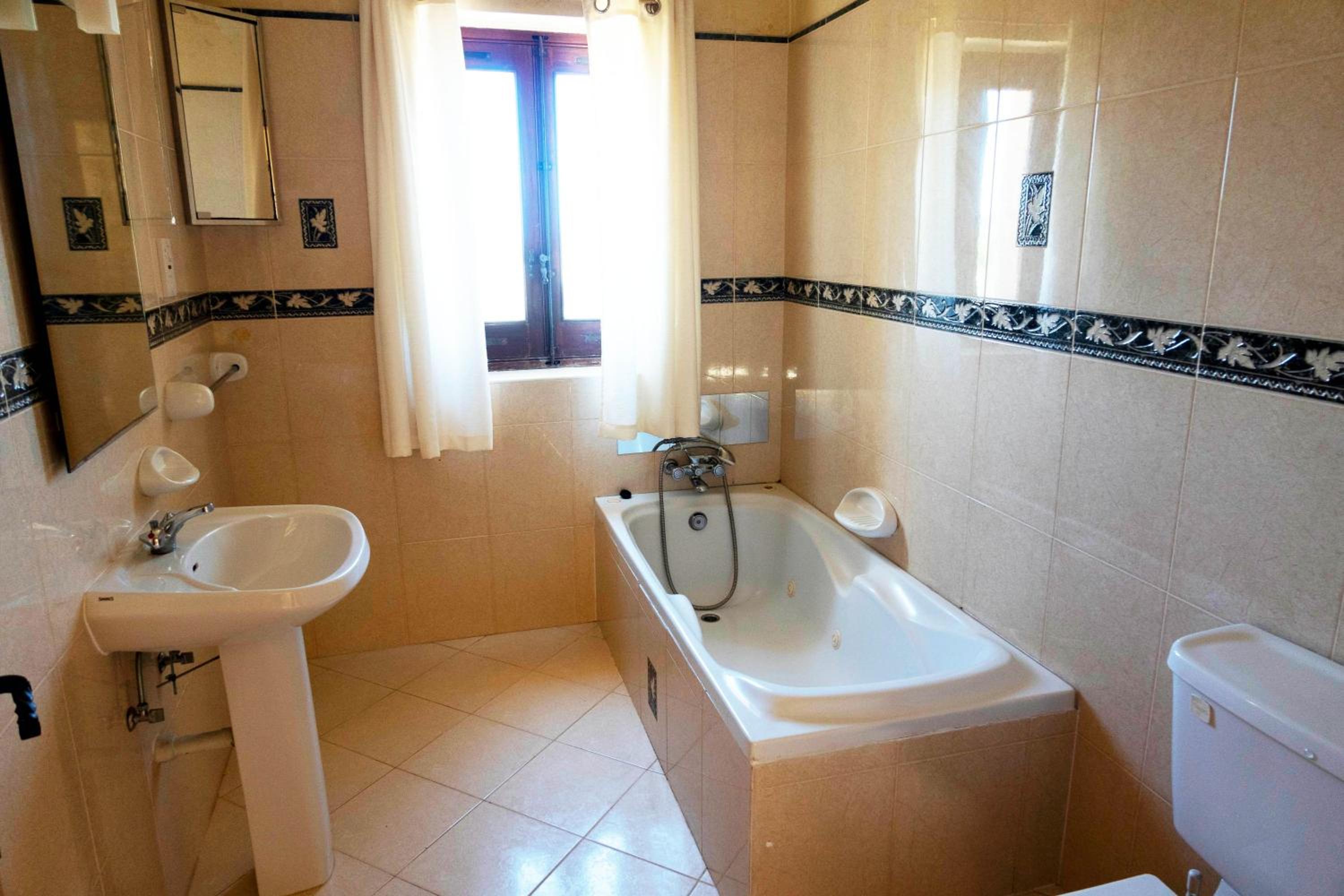 Nirvana Gozitan Villa & Pool - Happy Rentals view 5