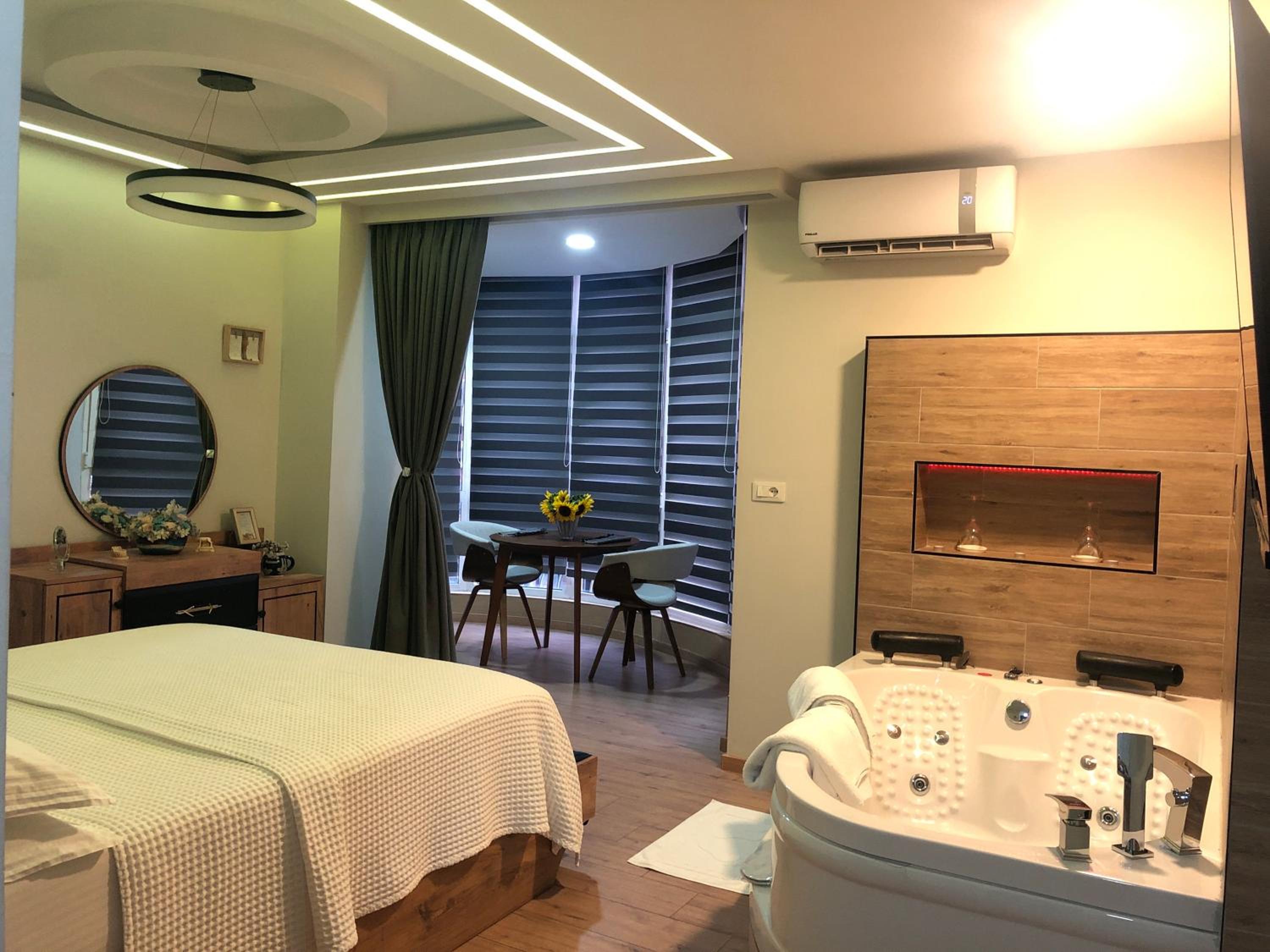 Deluxe Apartment In City Center