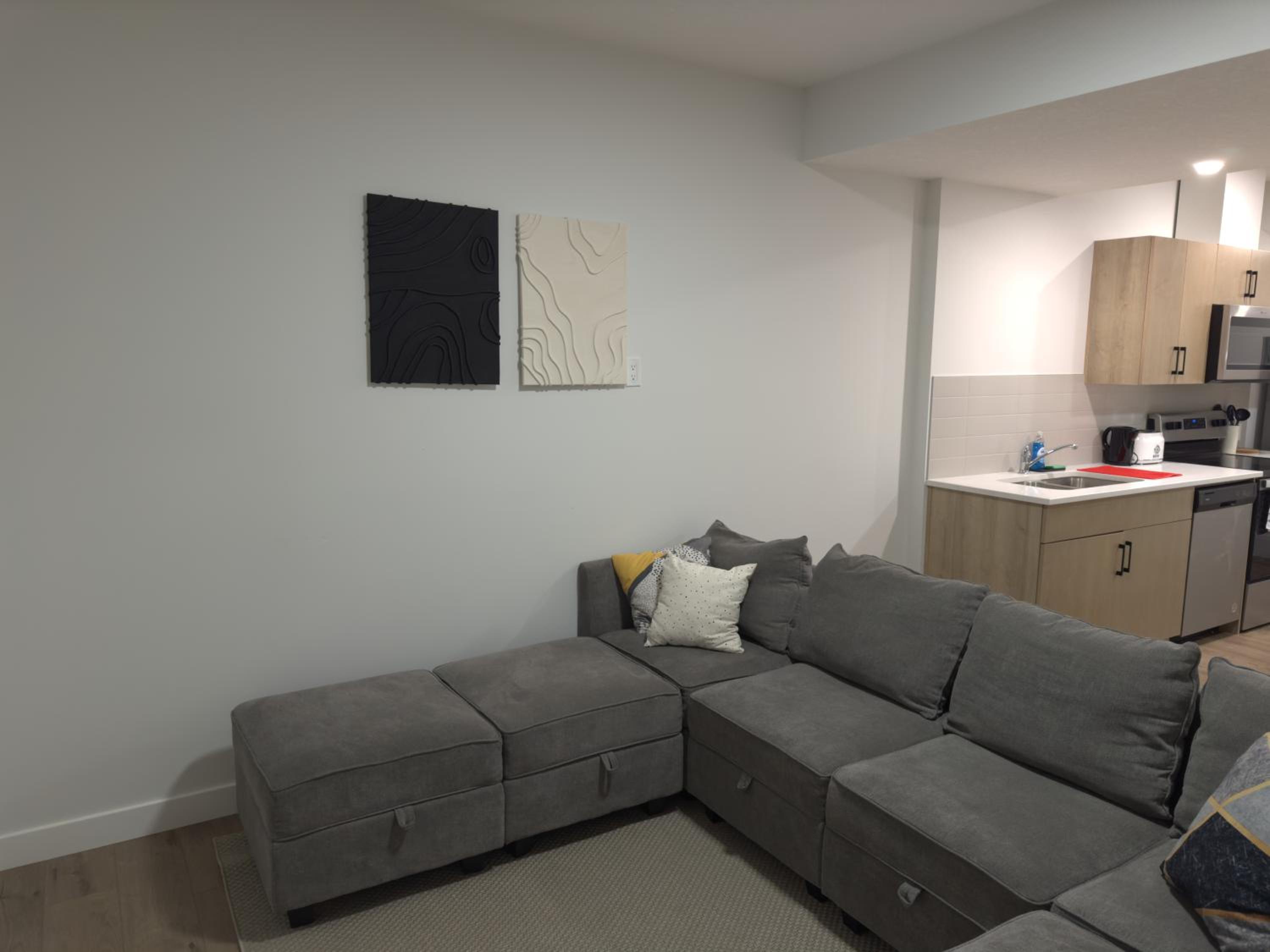 Cozy Apartment in South West Calgary