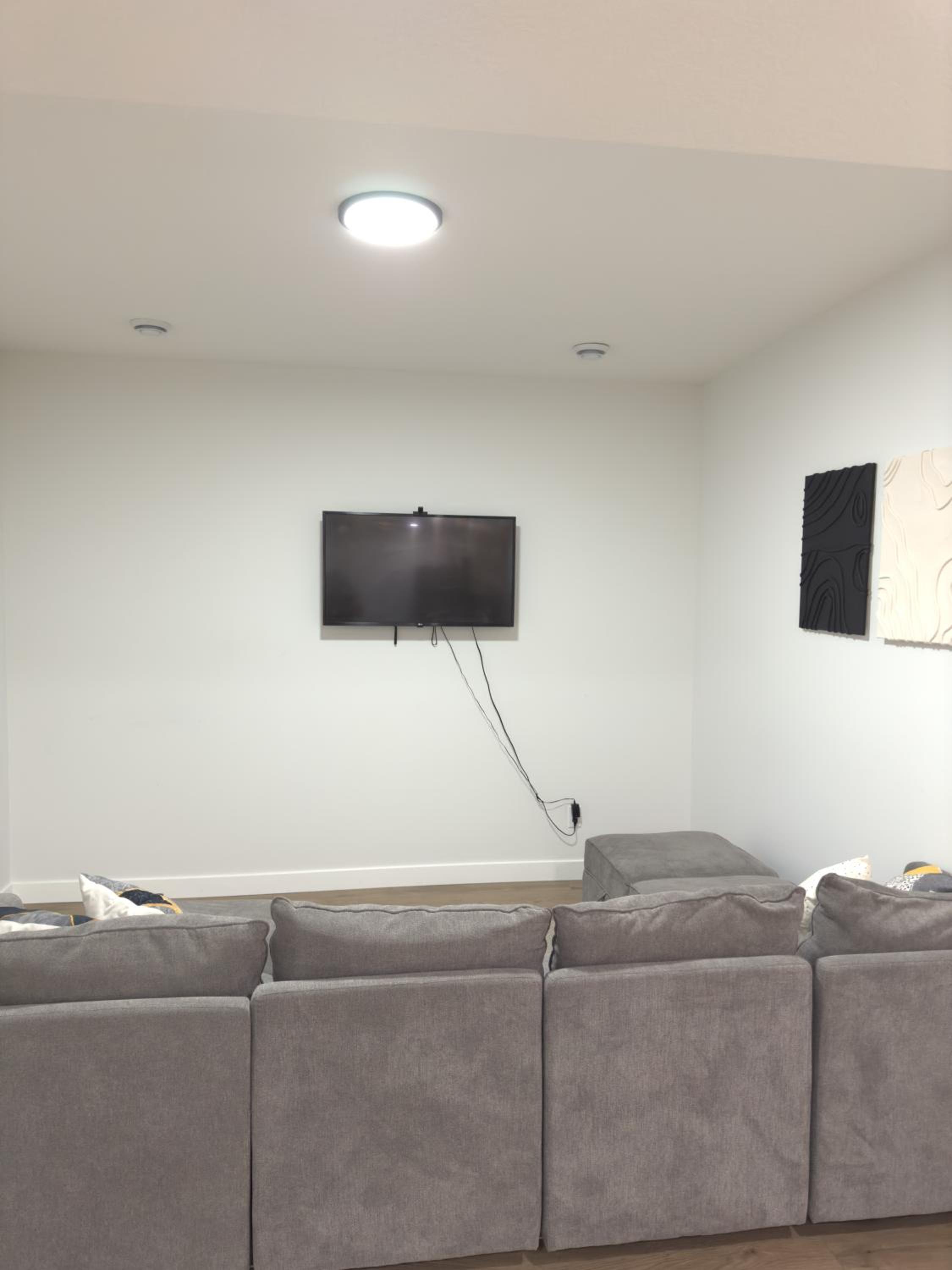 Cozy Apartment in South West Calgary