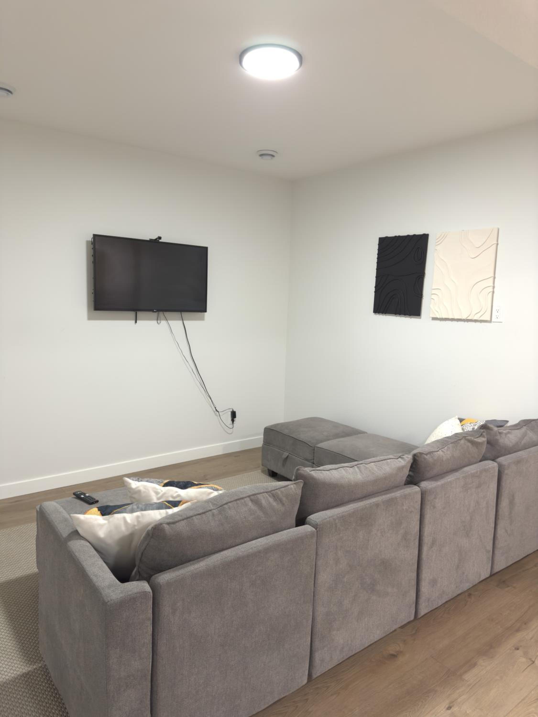 Cozy Apartment in South West Calgary