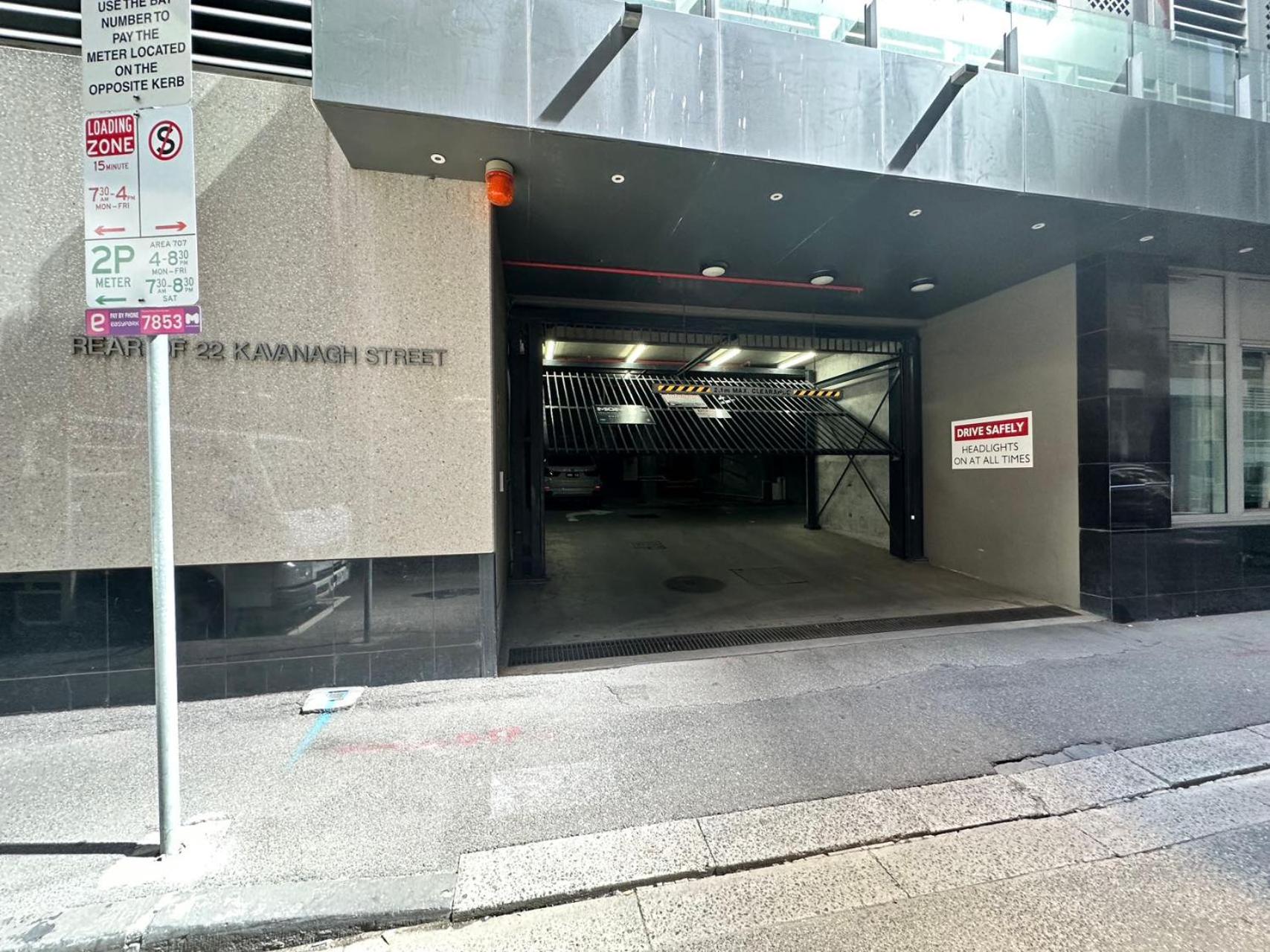 24th Floor Beauty 2BR SouthbankPoolGymParking