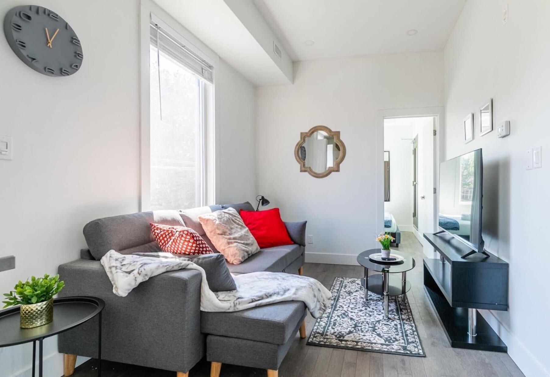 Modern 2 Bedroom Apartment - Near Leslieville
