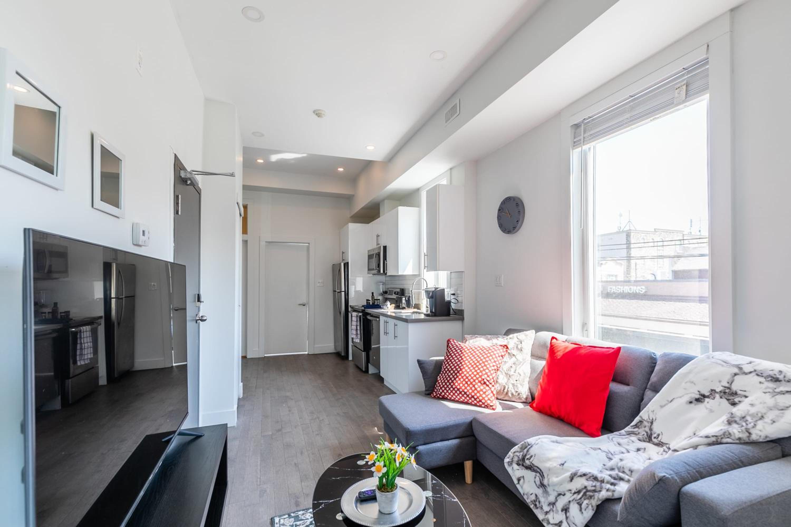 Modern 2 Bedroom Apartment - Near Leslieville