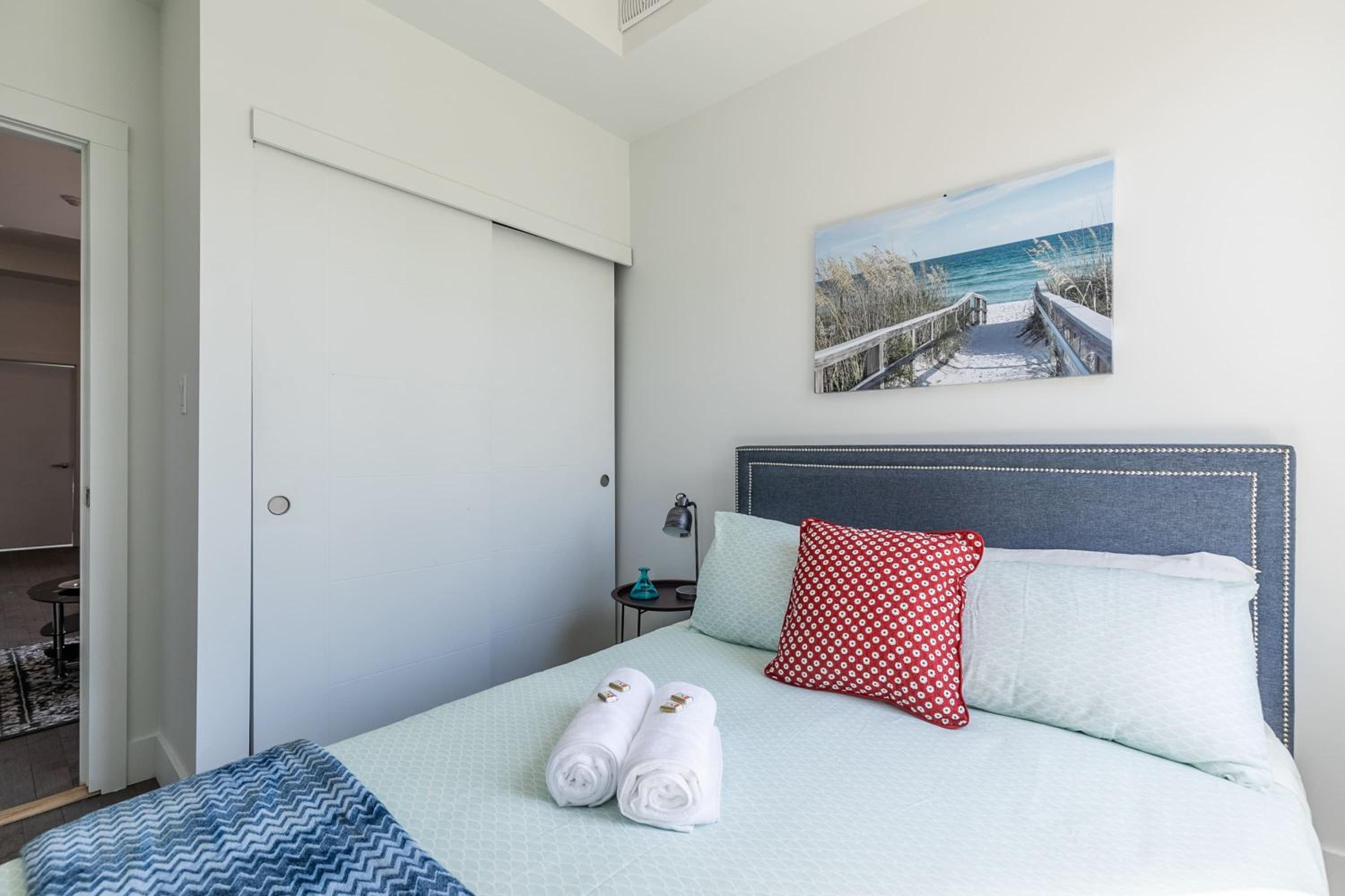 Modern 2 Bedroom Apartment - Near Leslieville