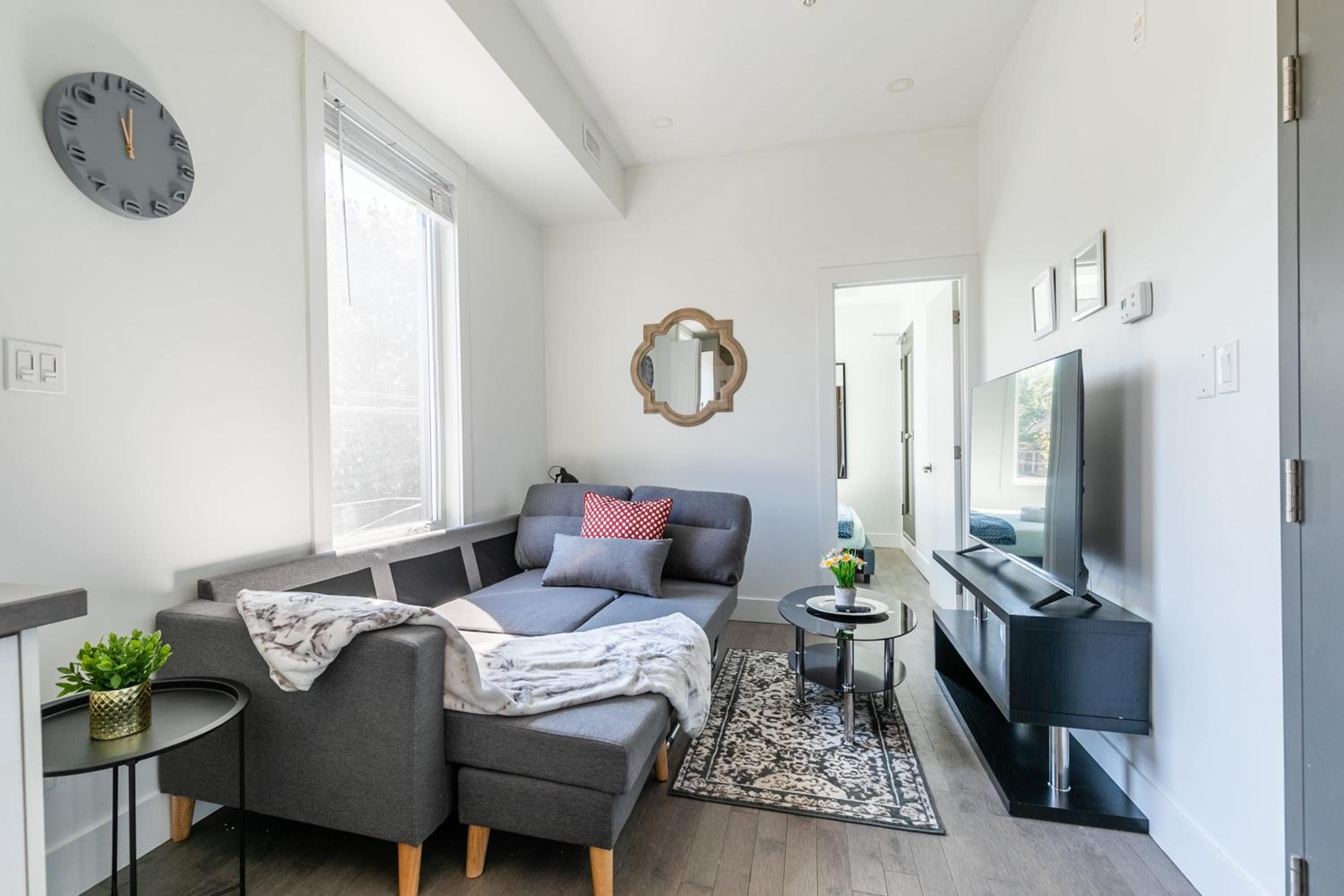 Modern 2 Bedroom Apartment - Near Leslieville