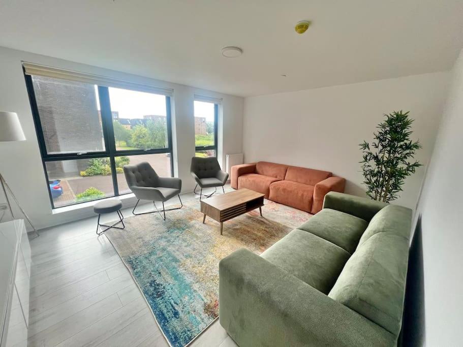 Glasgow Home - 5 Bedrooms 4 Bathrooms - Private Parking