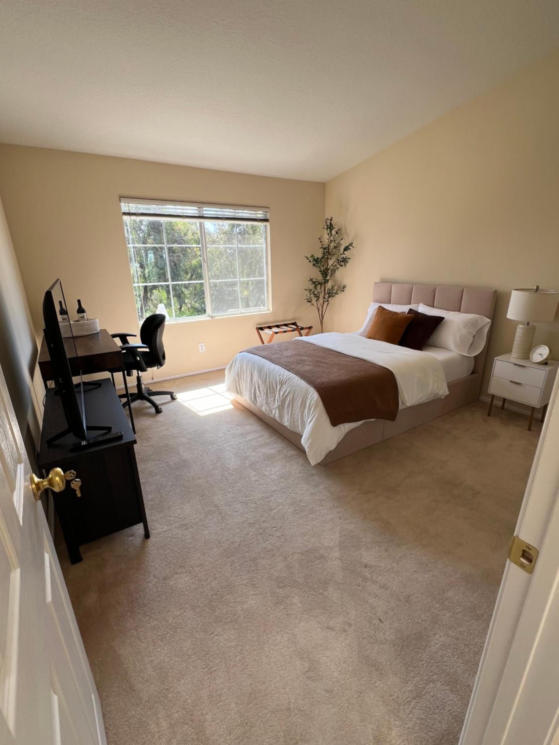 Luxury Private Master Suite With Mountain View - Property Image 1