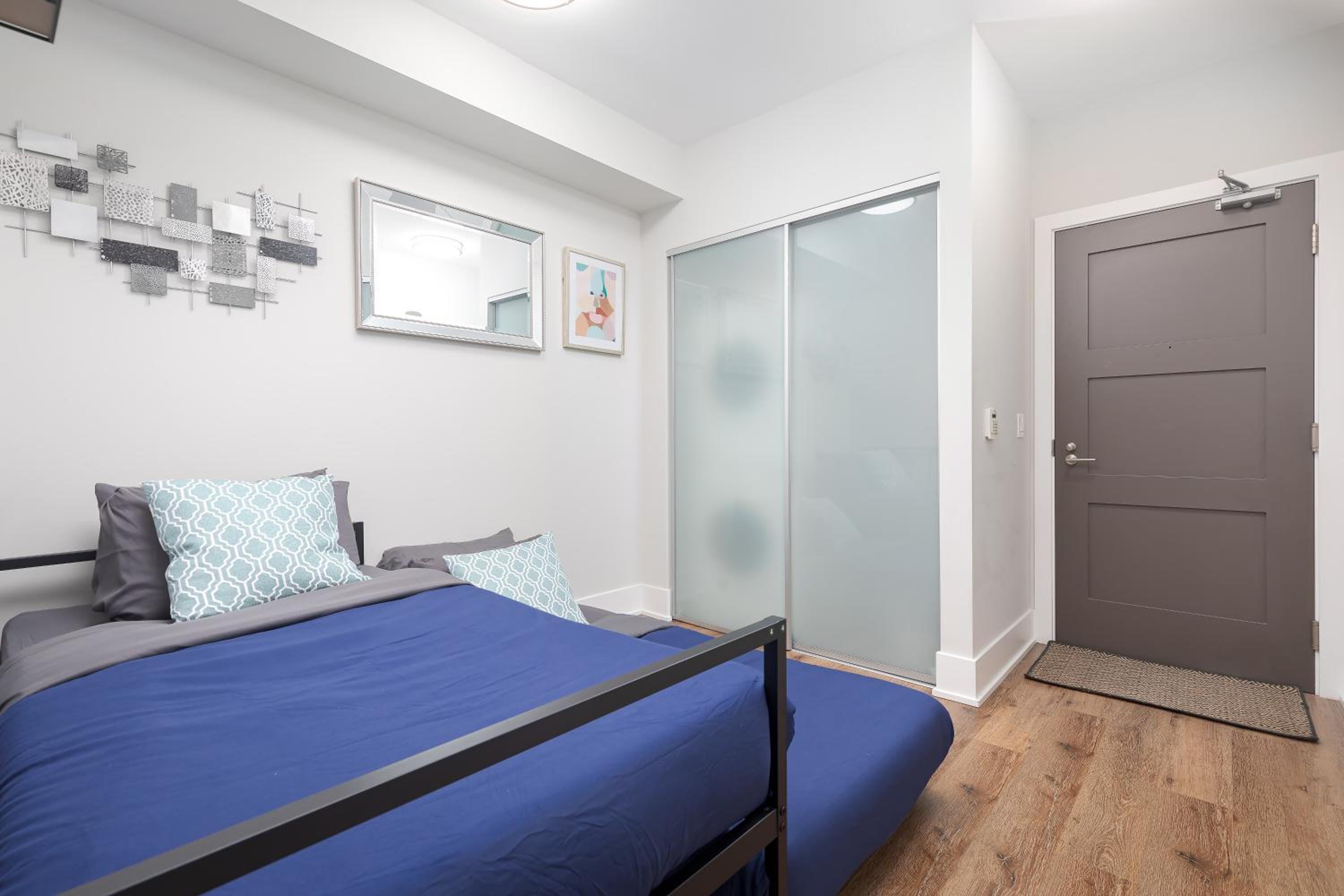 Perfect Condo Sleeps 4 Across from Cn Tower!