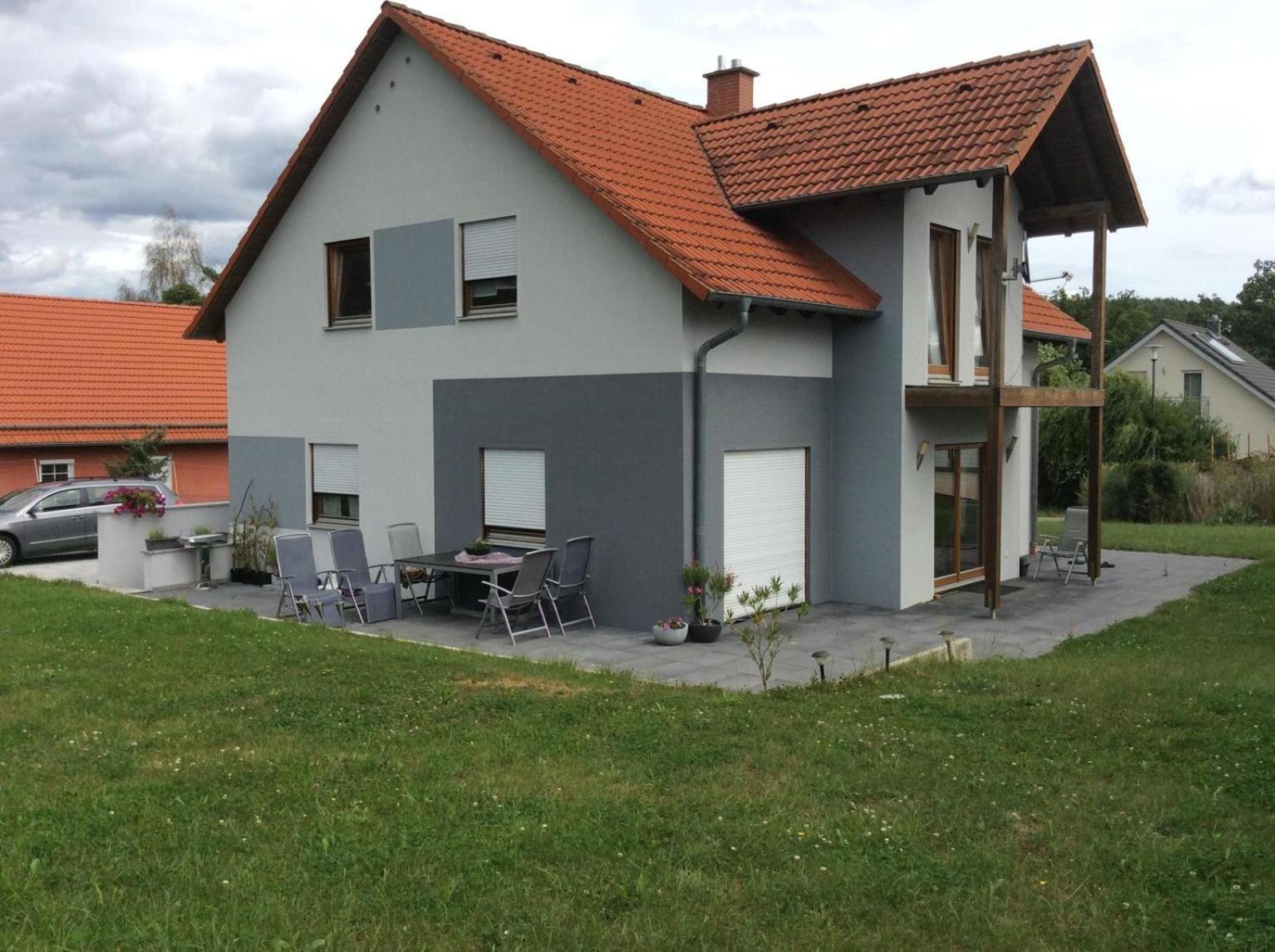 Haus mit Terrasse am Sonnenuntergang - Property Image 1