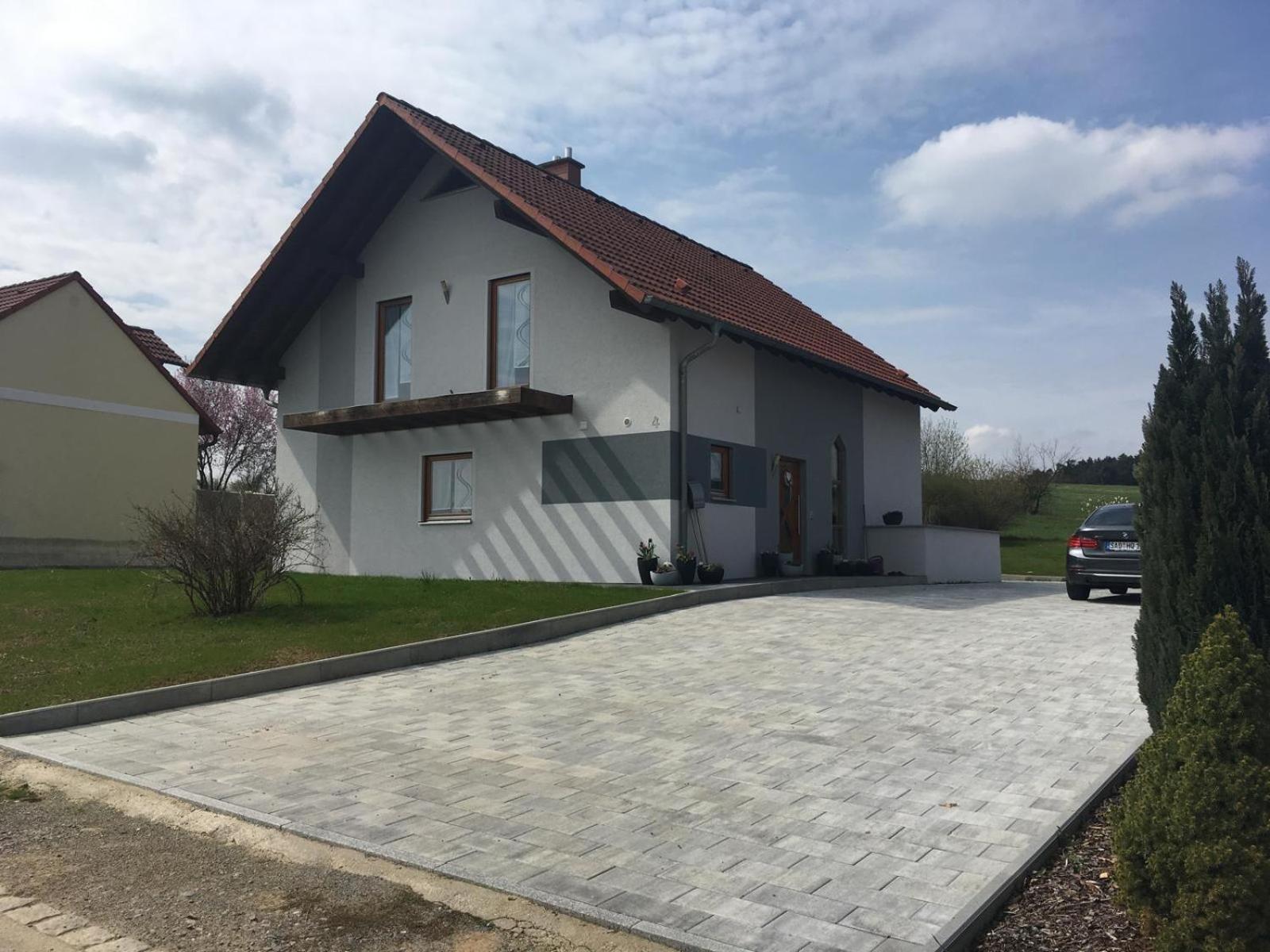 Haus mit Terrasse am Sonnenuntergang - Property Image 2